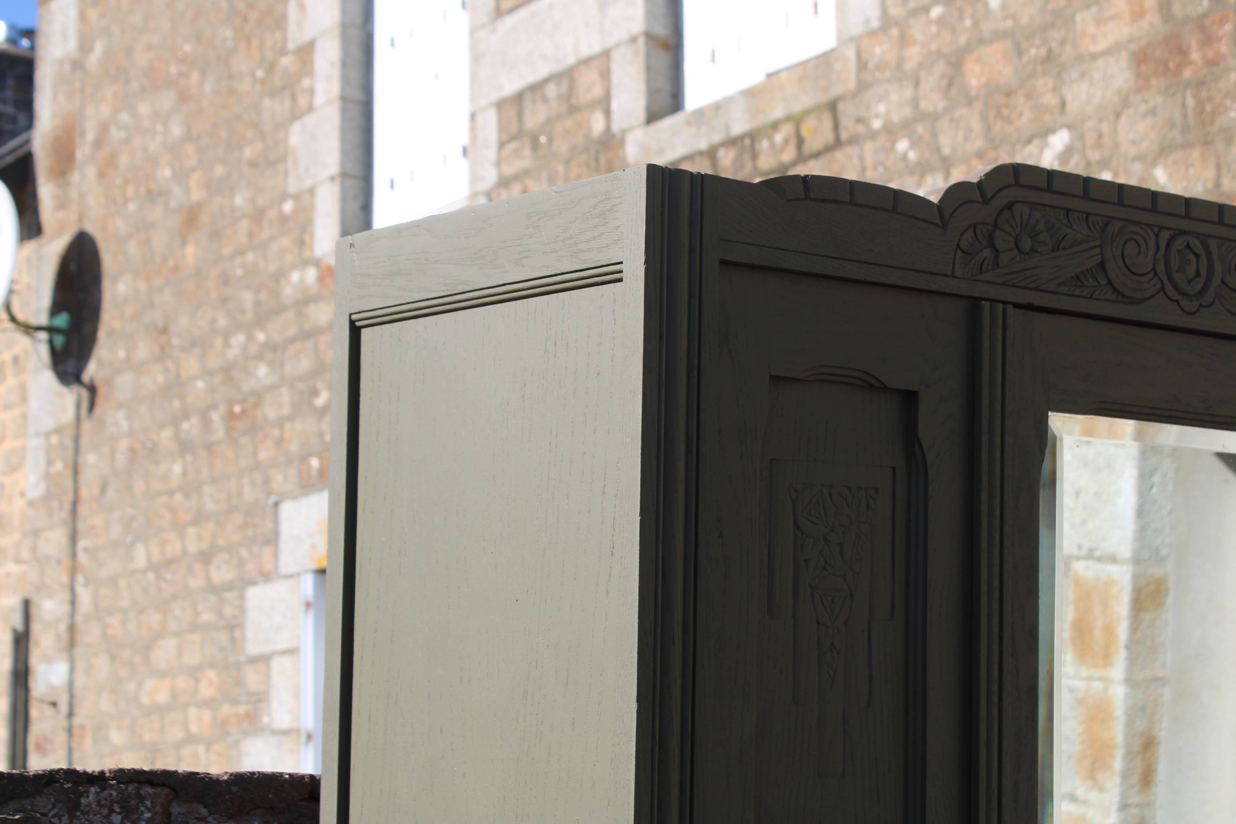 Art Deco wardrobe with three doors – Kaki Barda (Liberon)