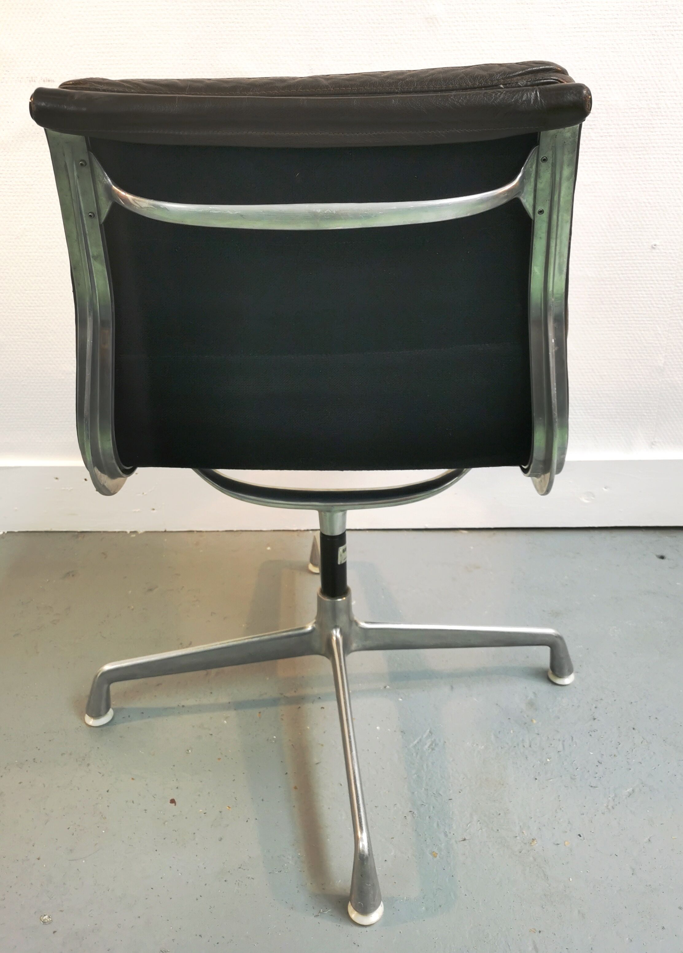 Fauteuil Soft Pad EA 205 Eames pour Herman Miller