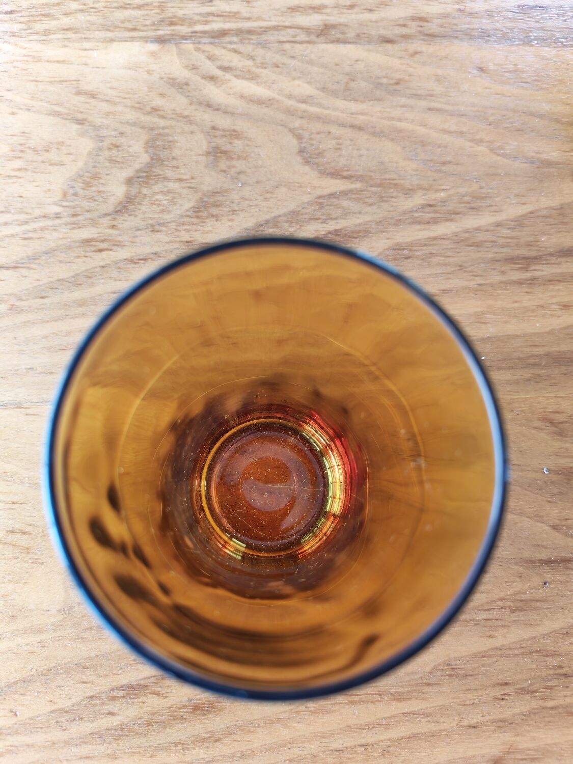 Lot de 9 gobelets hauts vintage en verre ambre
