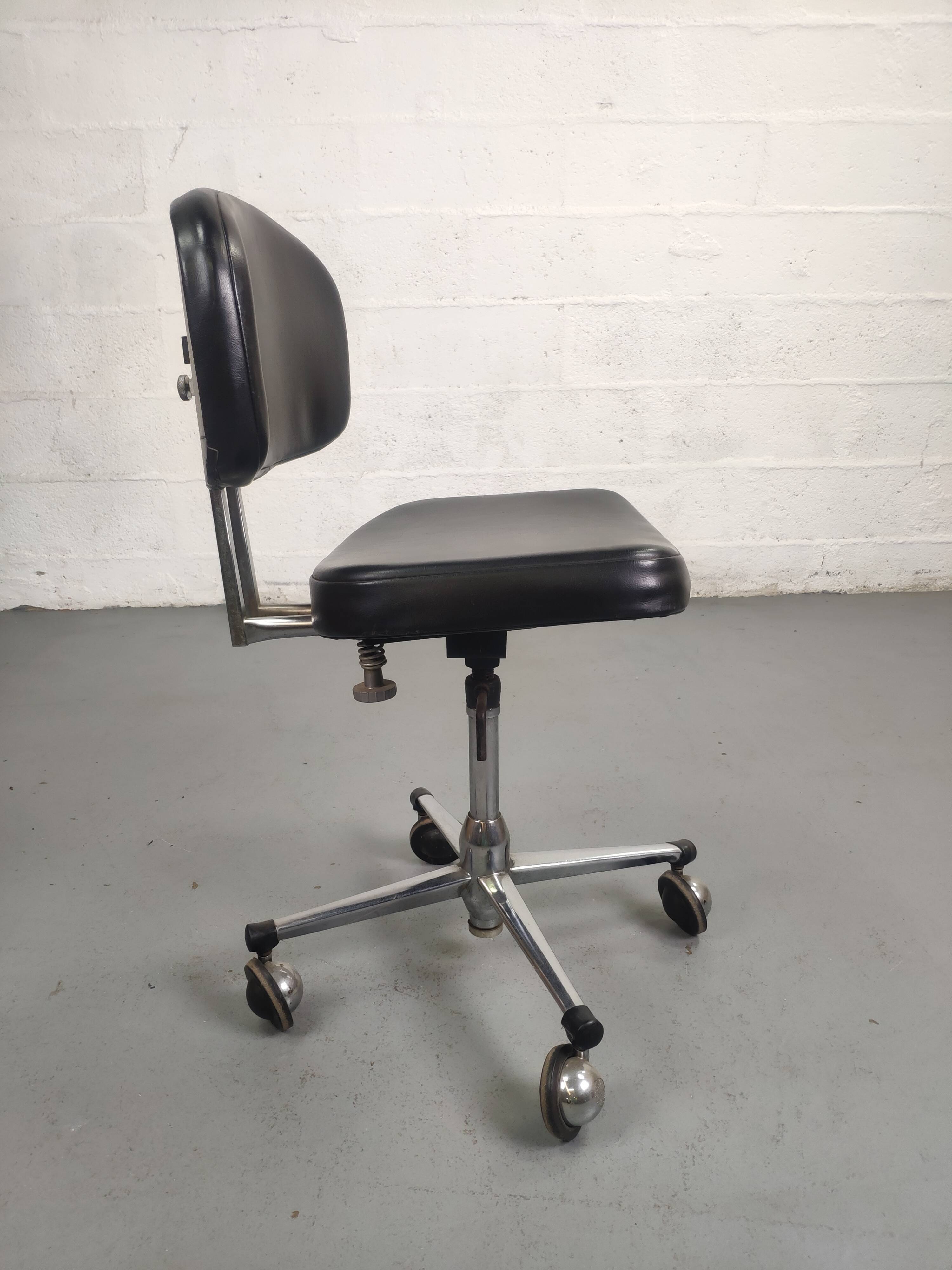Chaise de bureau industrielle vintage à roulette skaï noir et chrome