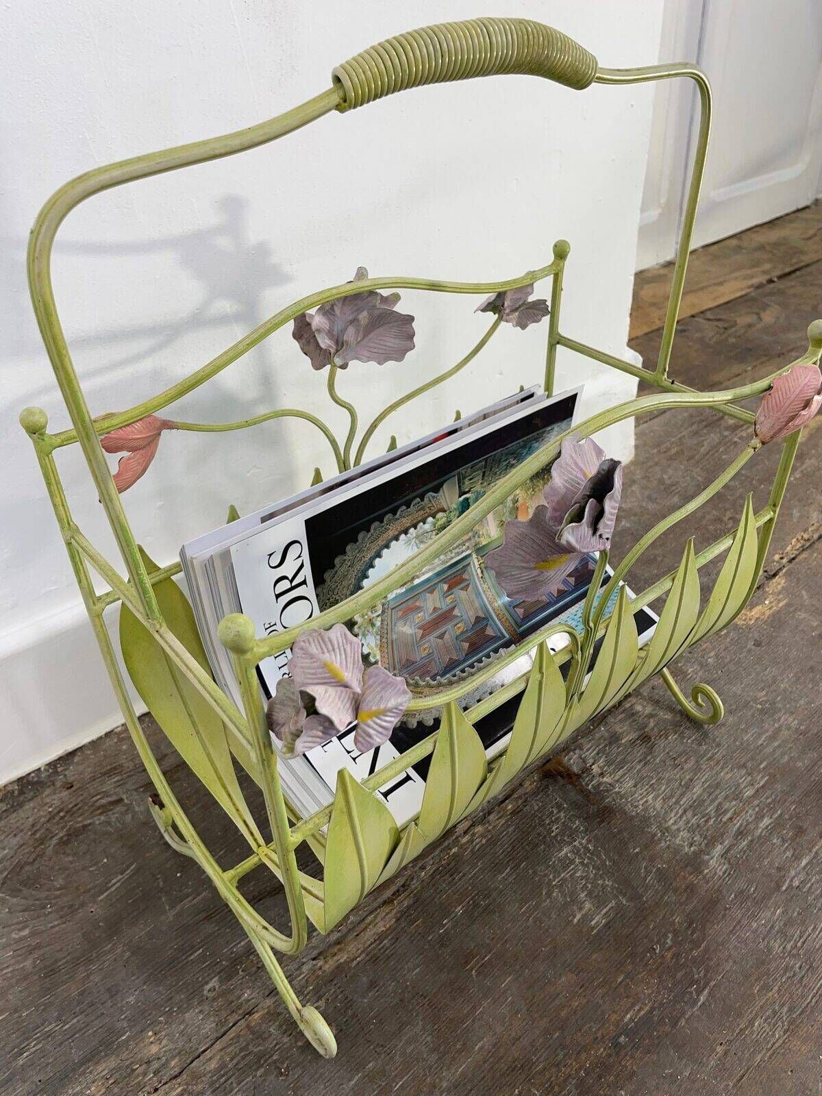 Porte-revues vintage en fer forgé, fleurs peintes à la main