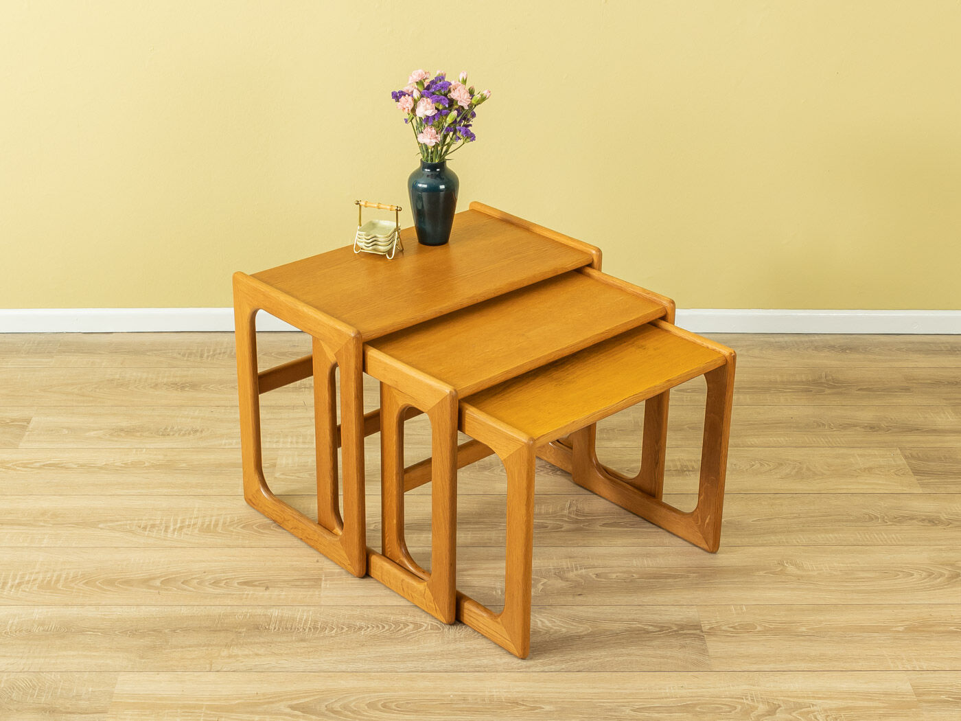 1960s nesting tables, Salin