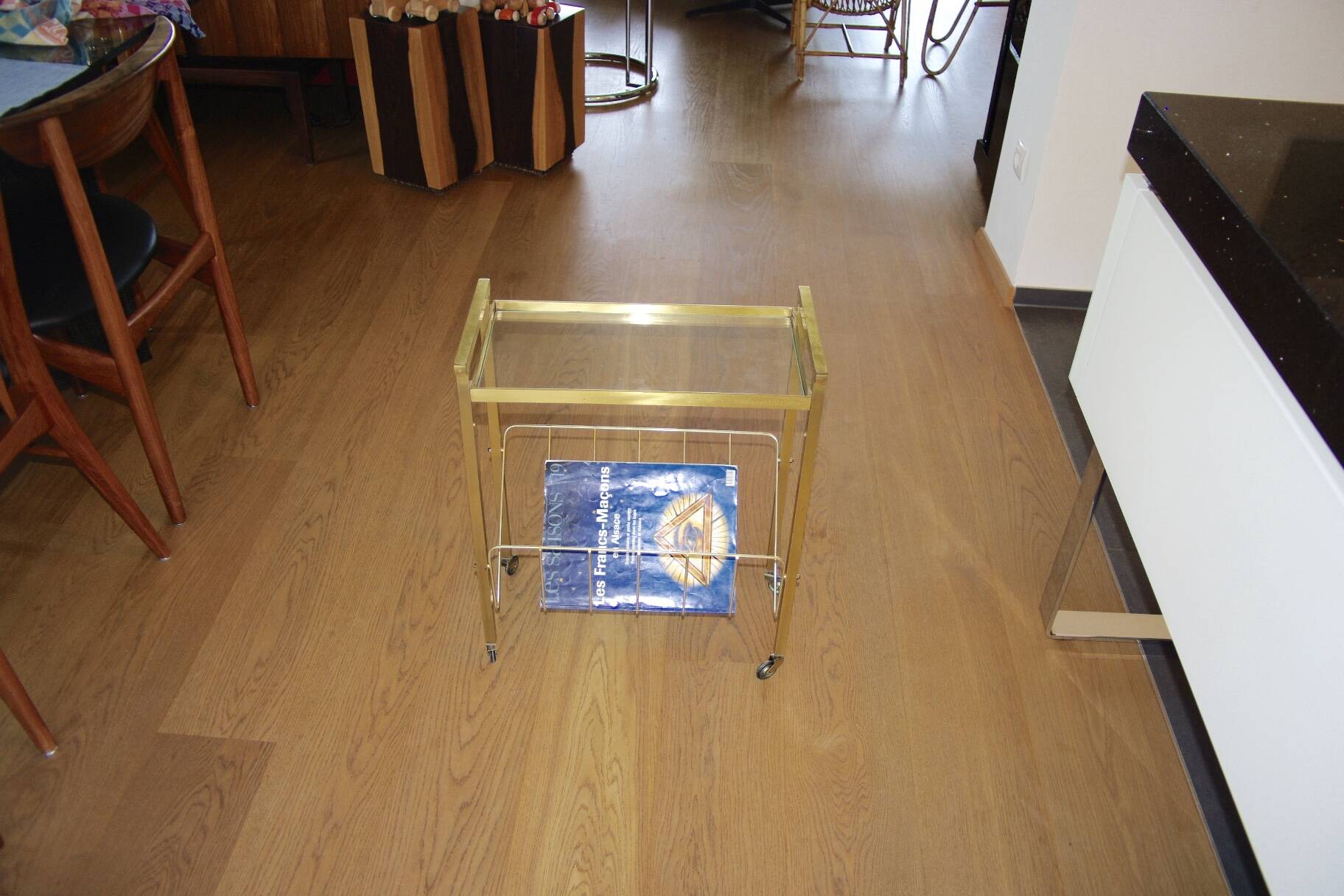 Vintage side table with brass and glass magazine rack