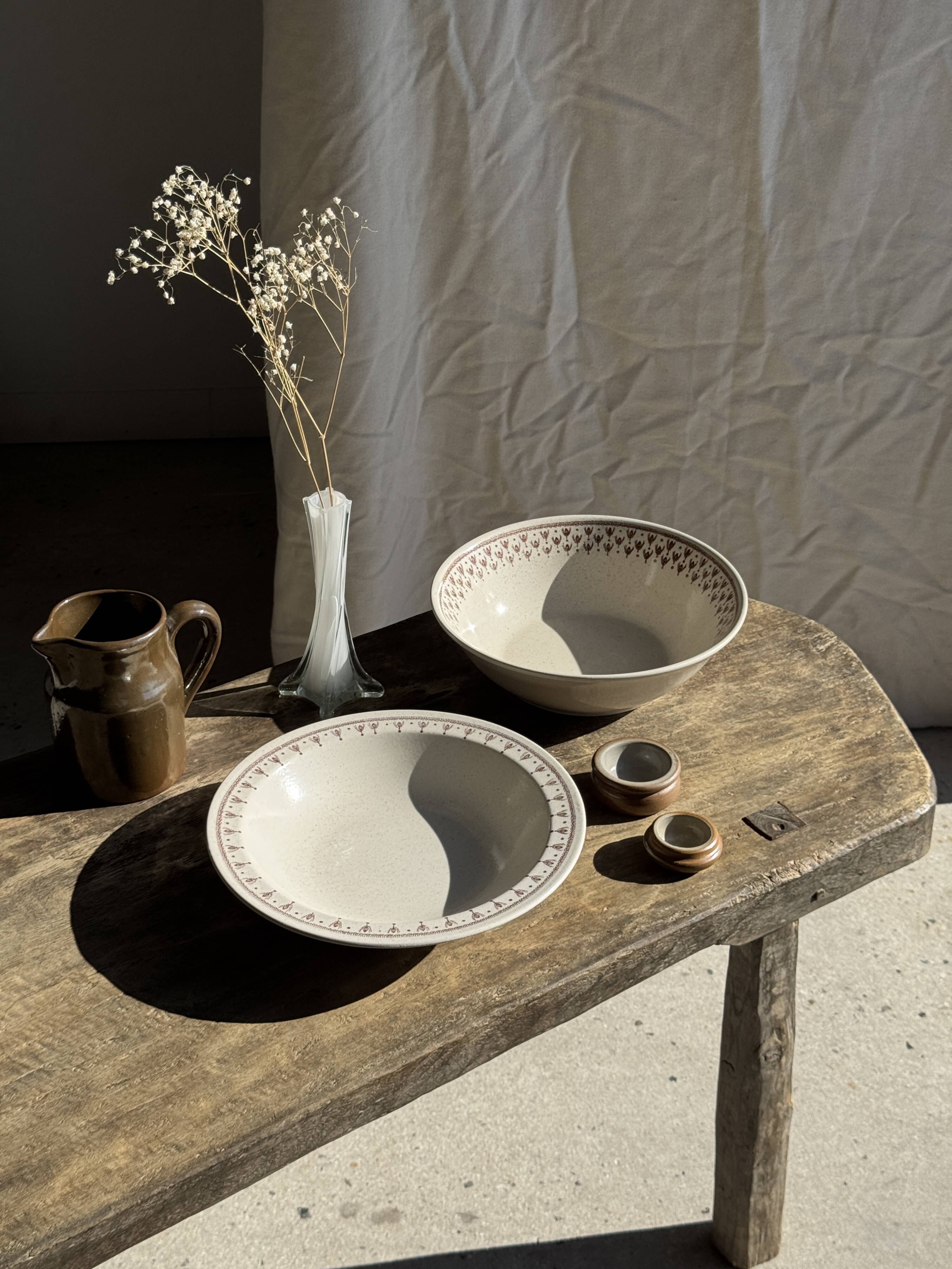 Set of a salad bowl and a vintage brown circular dish D28.