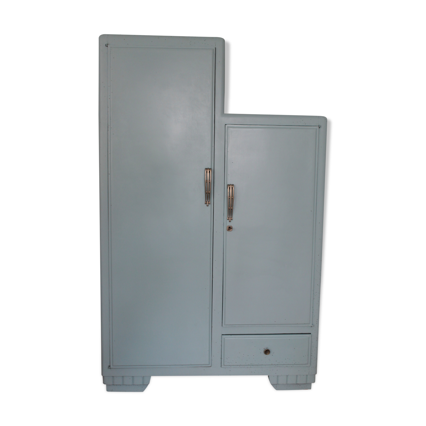 Asymmetrical wardrobe typical of the 50