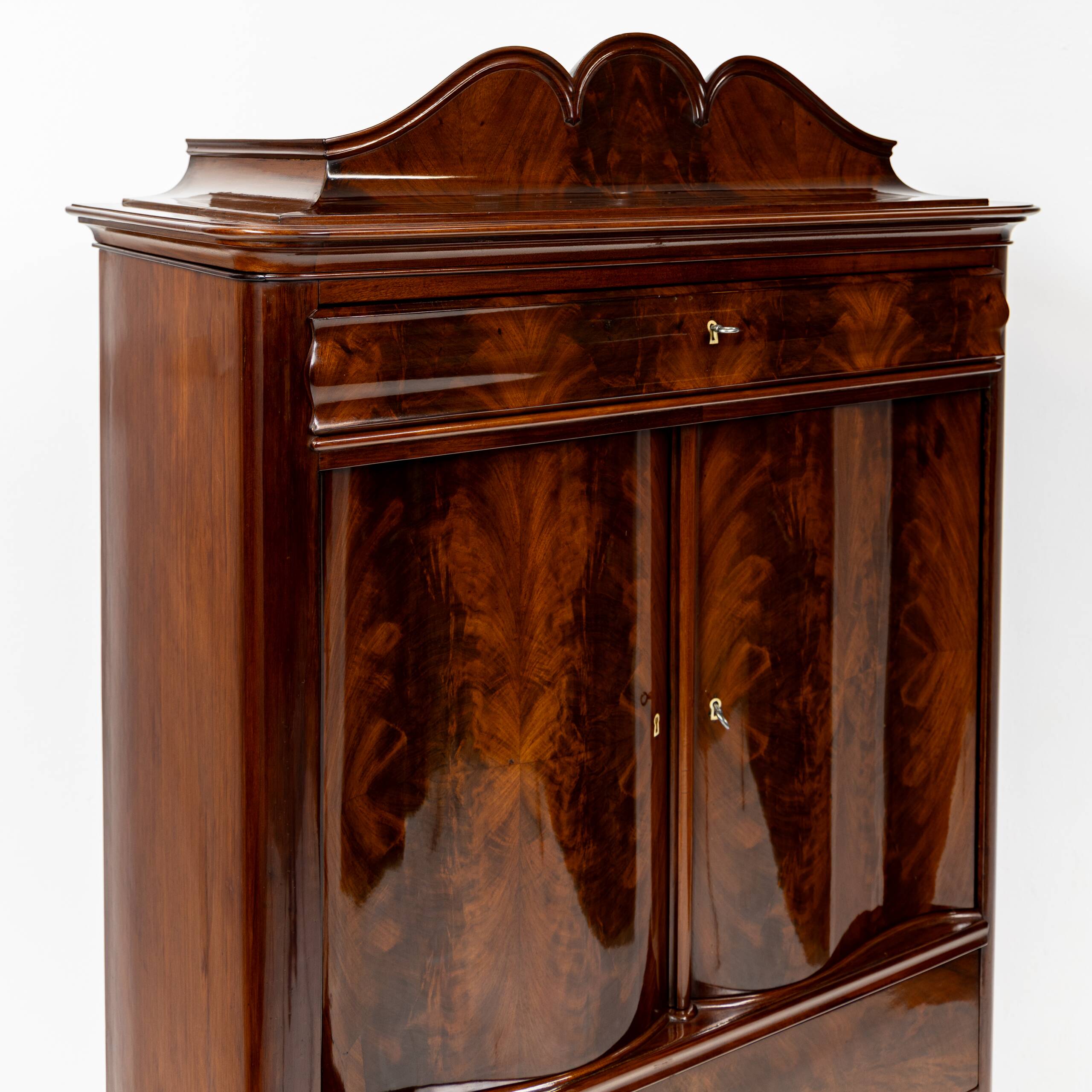 Chiffonnier haut avec bar en acajou 1850-1880