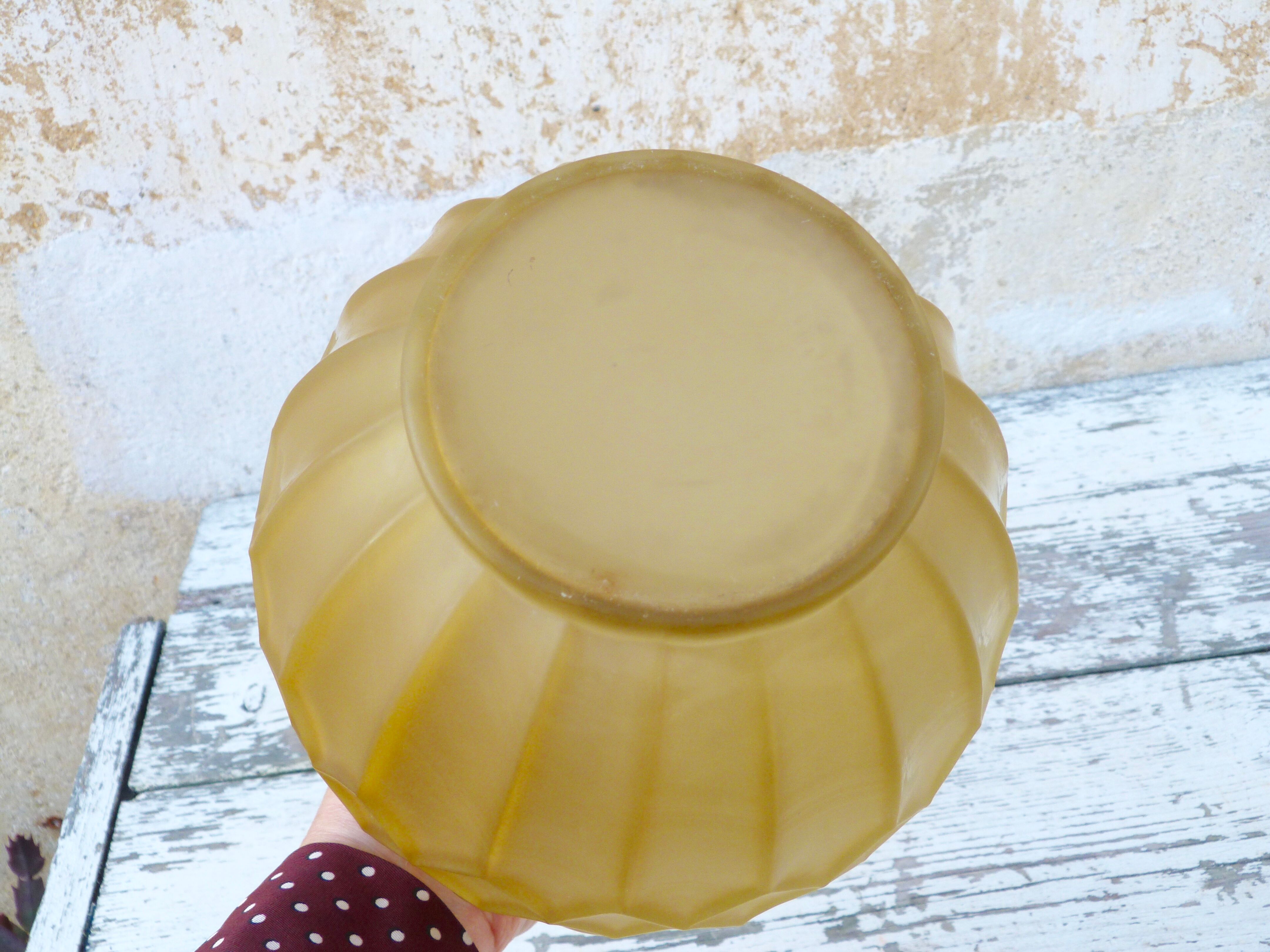 Vase Art Deco en verre pressé moulé jaune, 1920