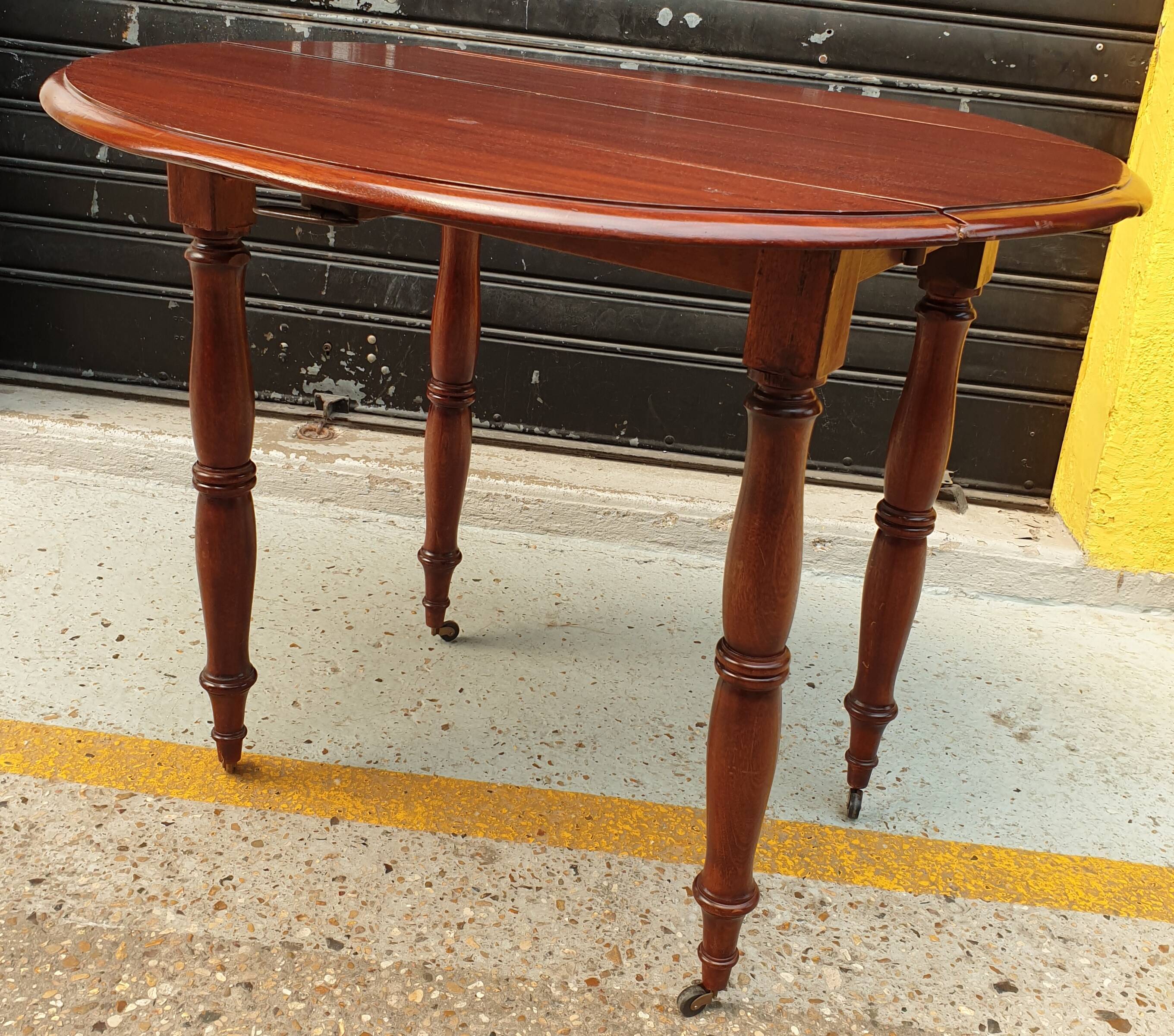 Old-pane-top round table in mahogany