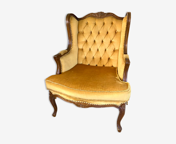 Fauteuil bergère en velours jaune capitonné vintage