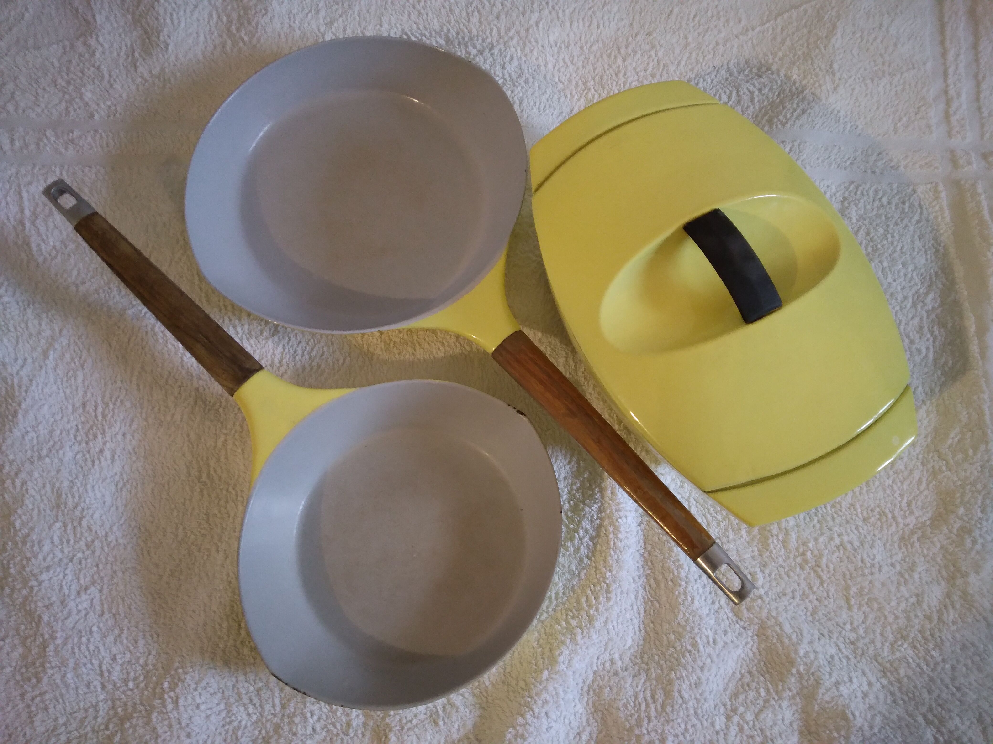 The Creuset cocotte Raymond Loewy enamelled yellow and 2 pans