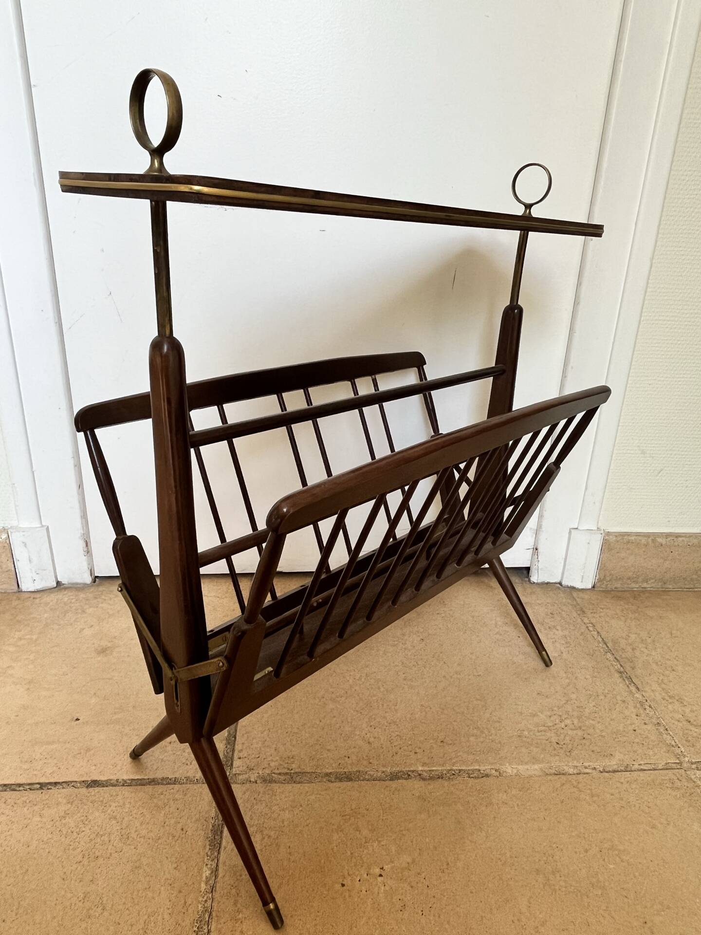 Folding magazine rack with shelf