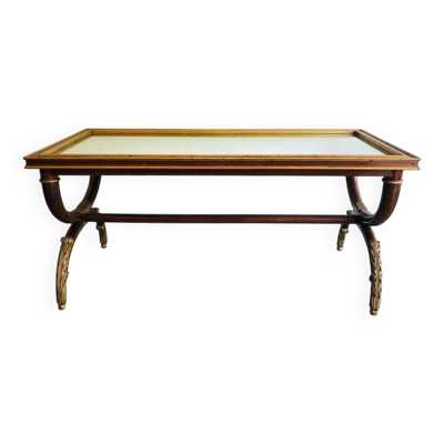 Table basse en bois sculpté patiné et doré. Maison Hirch