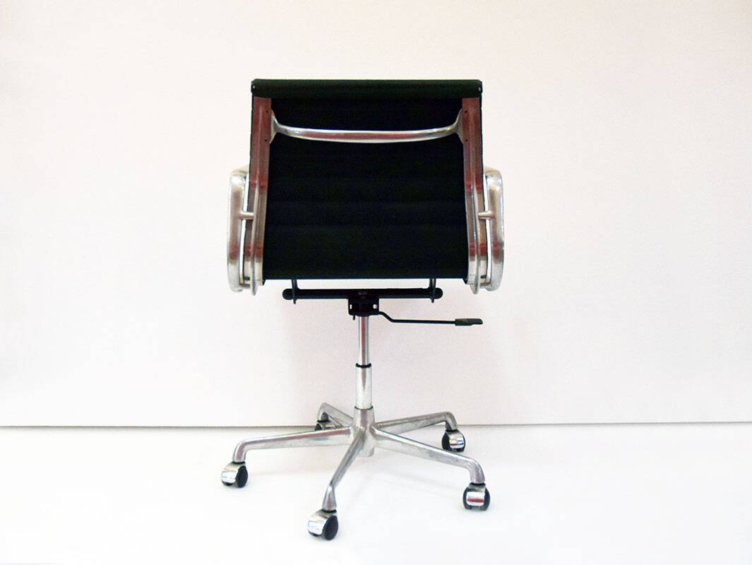Chaise de bureau Charles & Ray Eames mod. EA117 production ICF, années 1970
