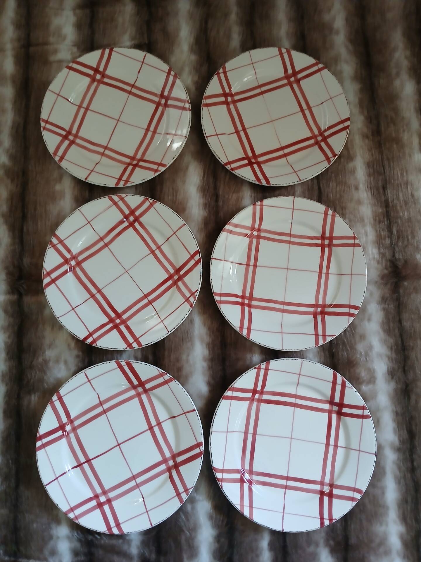 6 checked dinner plates