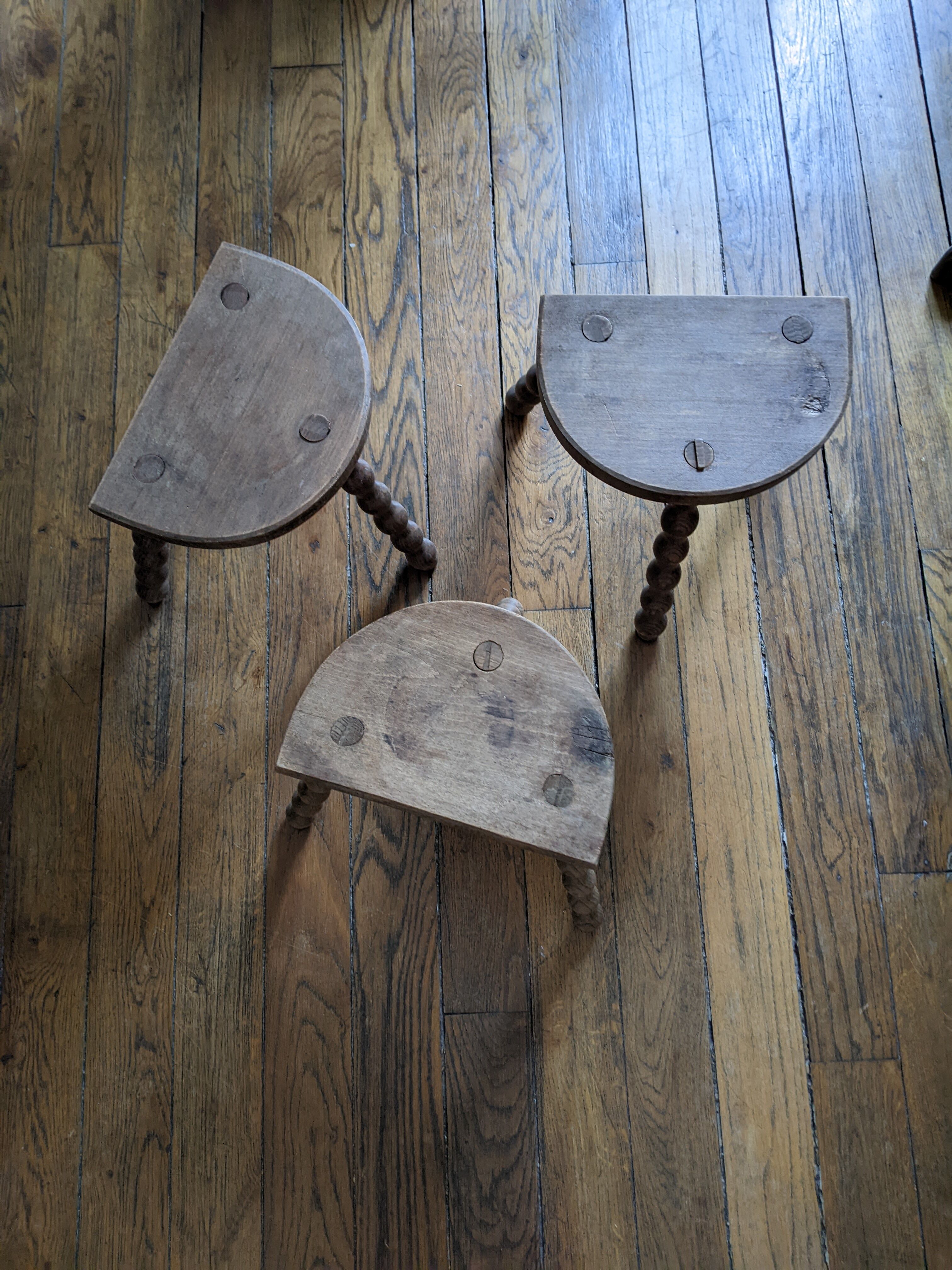 Lot de 3 tabourets tripodes en bois tourné