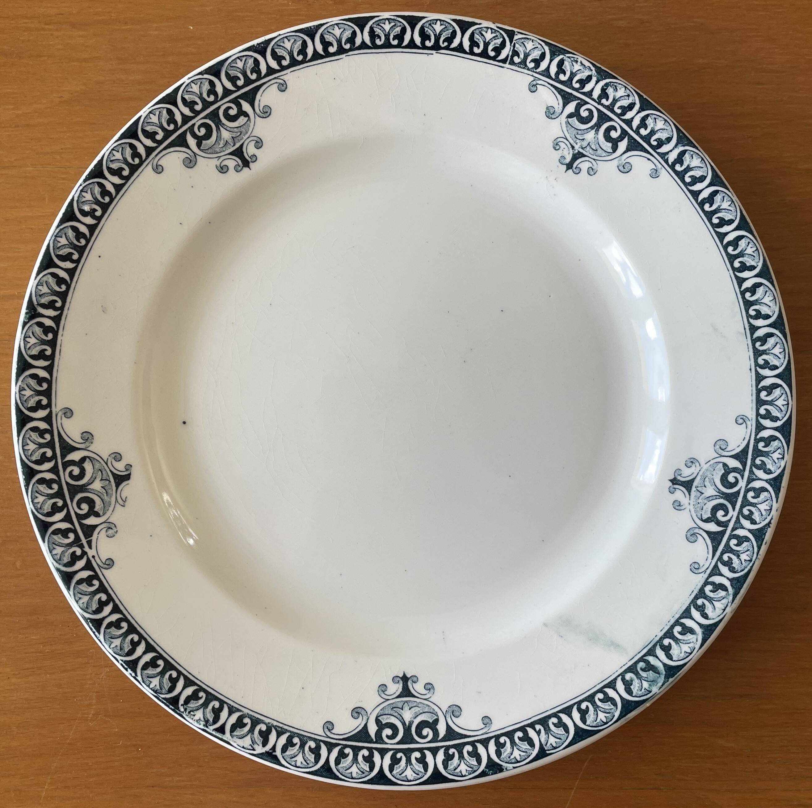 6 antique flat plates in Saint-Amand earthenware (Nord)