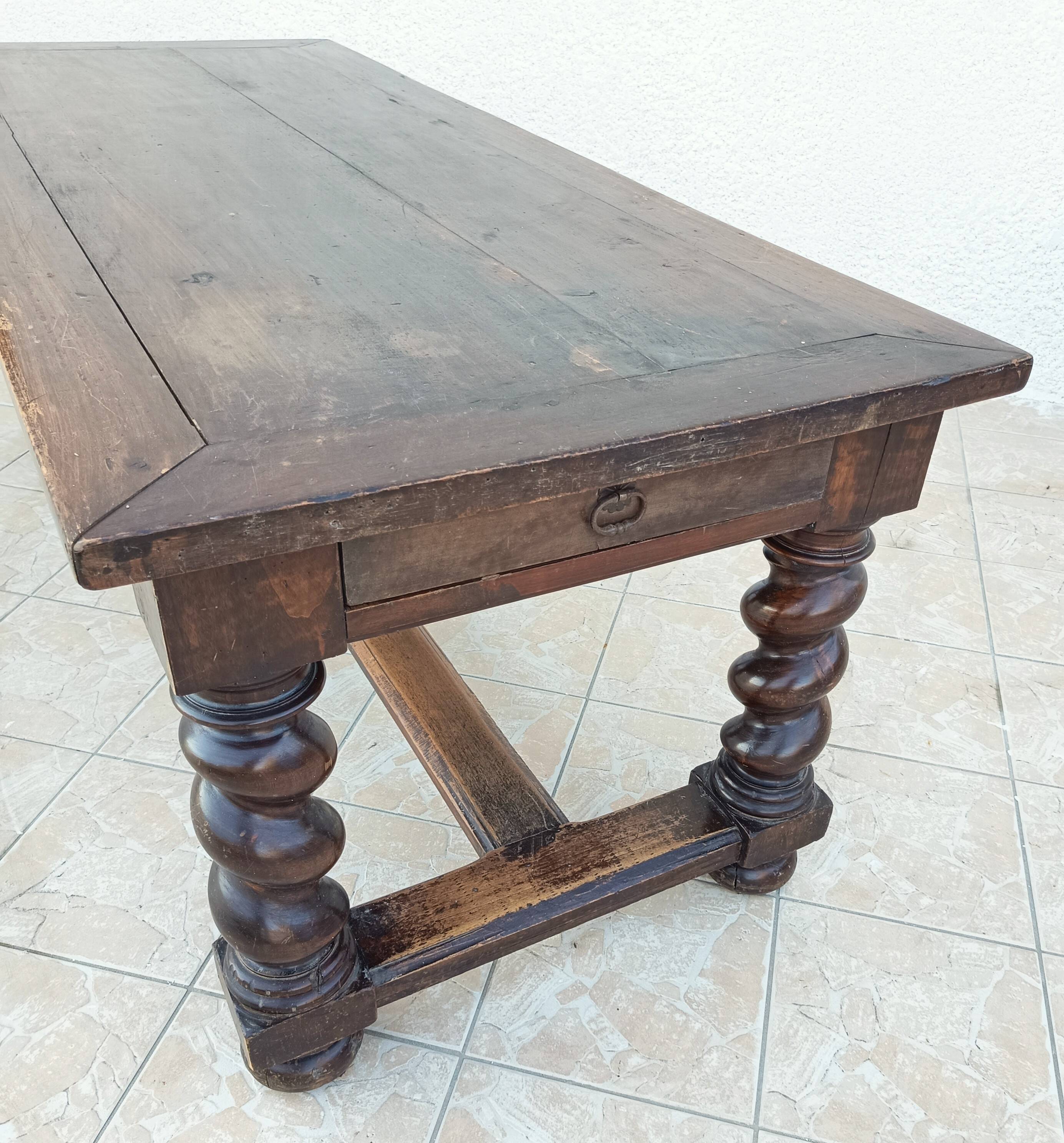 Louis XIII walnut table from the 19th century.