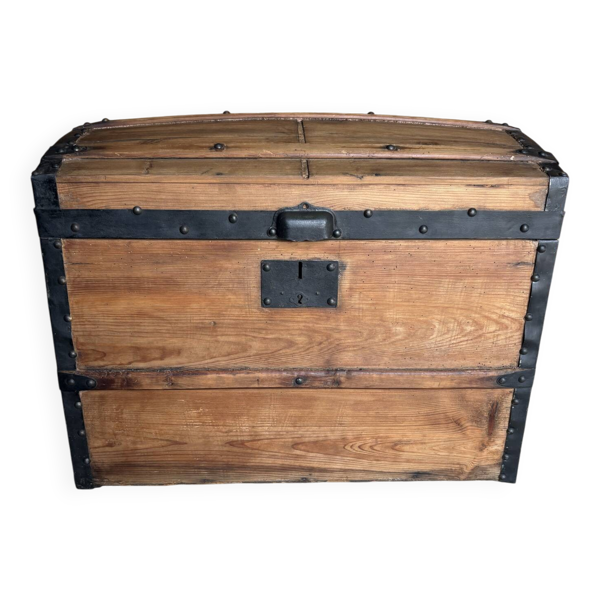Coffre ancien bombé en bois et ferrures rénovés