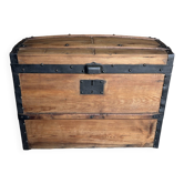 Coffre ancien bombé en bois et ferrures rénovés