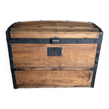Coffre ancien bombé en bois et ferrures rénovés