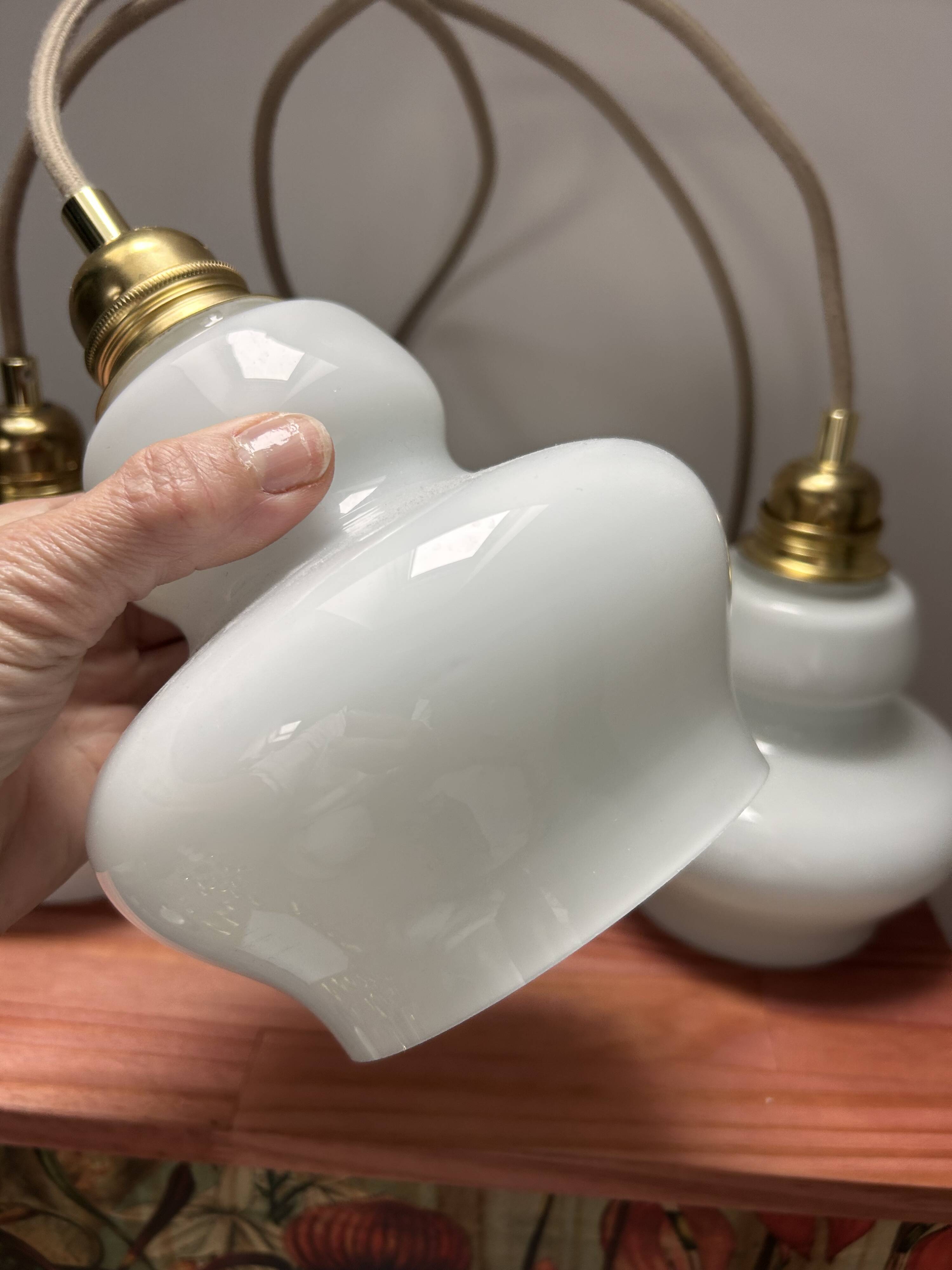Lot de trois suspensions scandinaves en opaline blanche