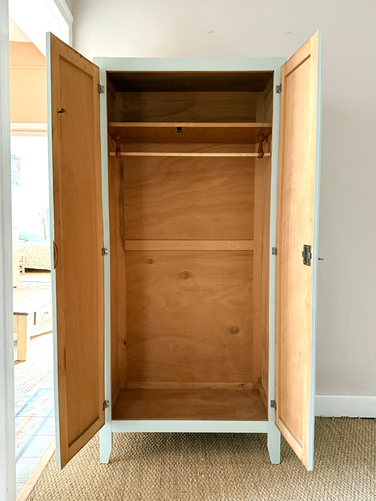 Parisian wardrobe bonnetière