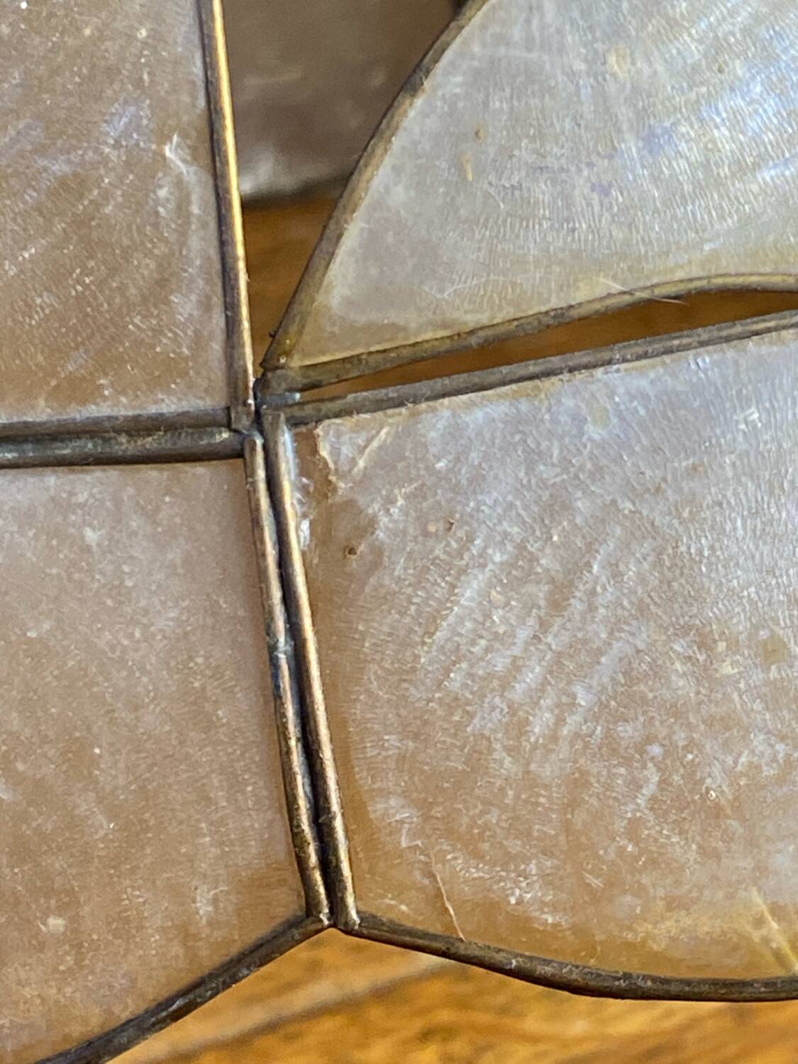 Mother-of-pearl and brass pendant with floral decoration.