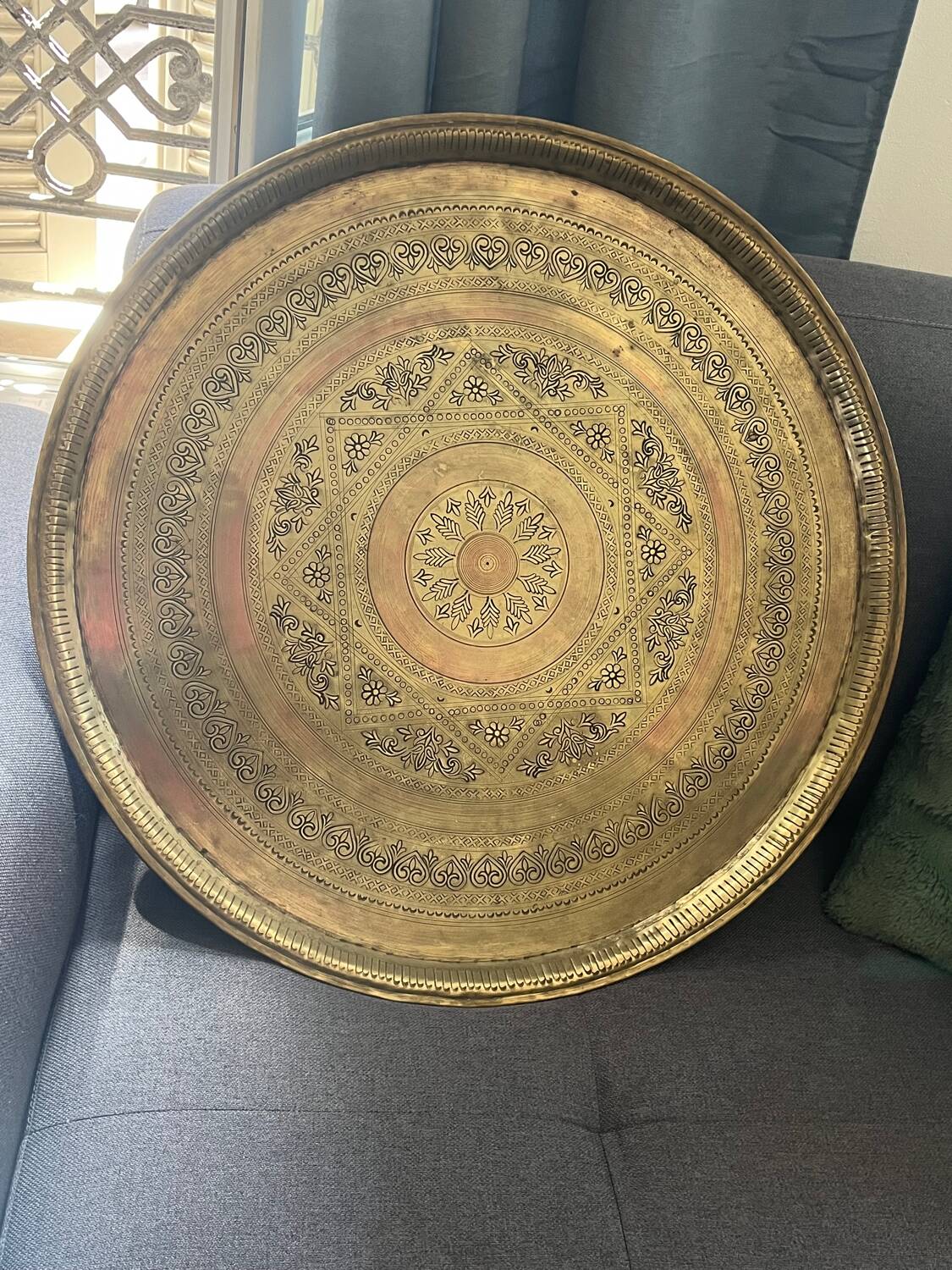 Table basse marocaine en laiton gravé et bois sculpté