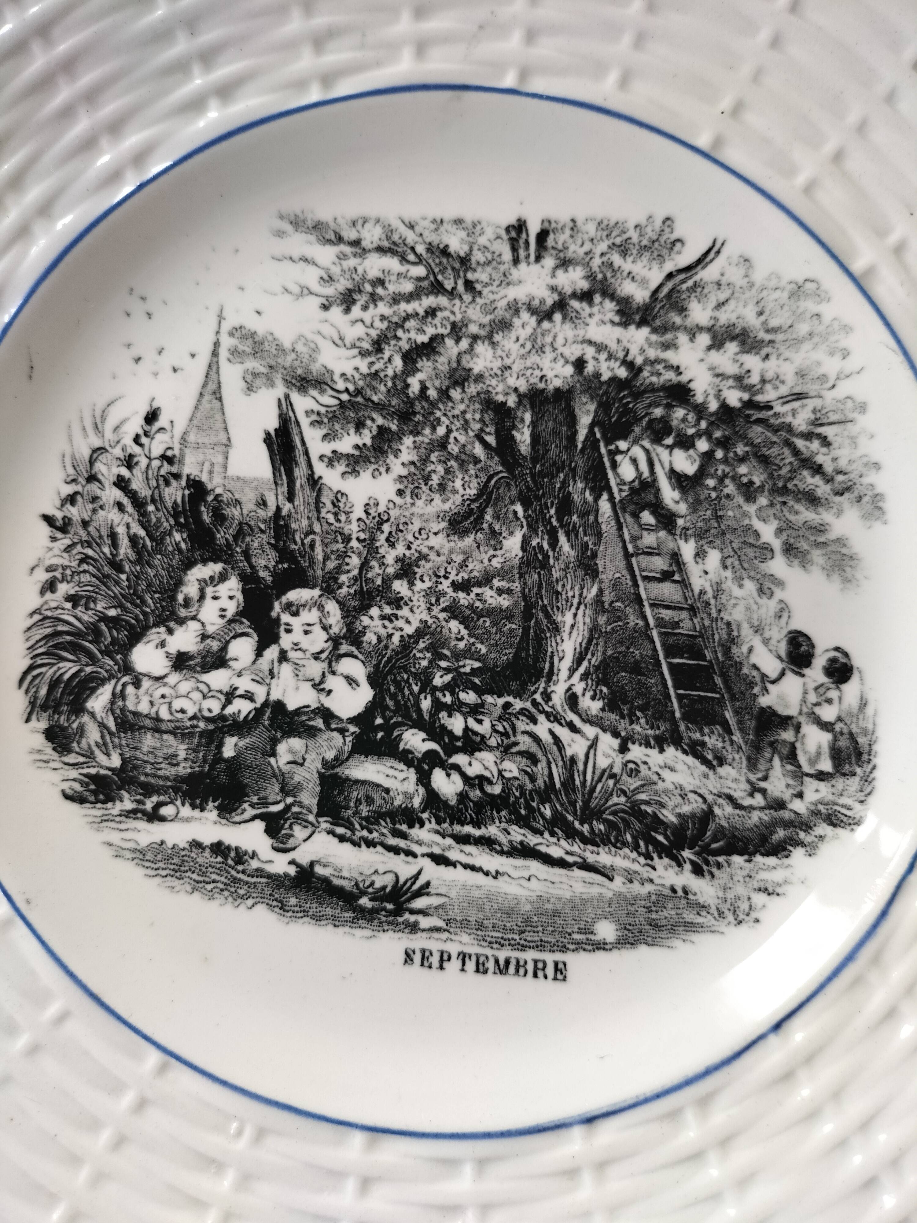 Série complète 12 assiettes Digoin Sarreguemines – Les 12 mois (1900-1920)