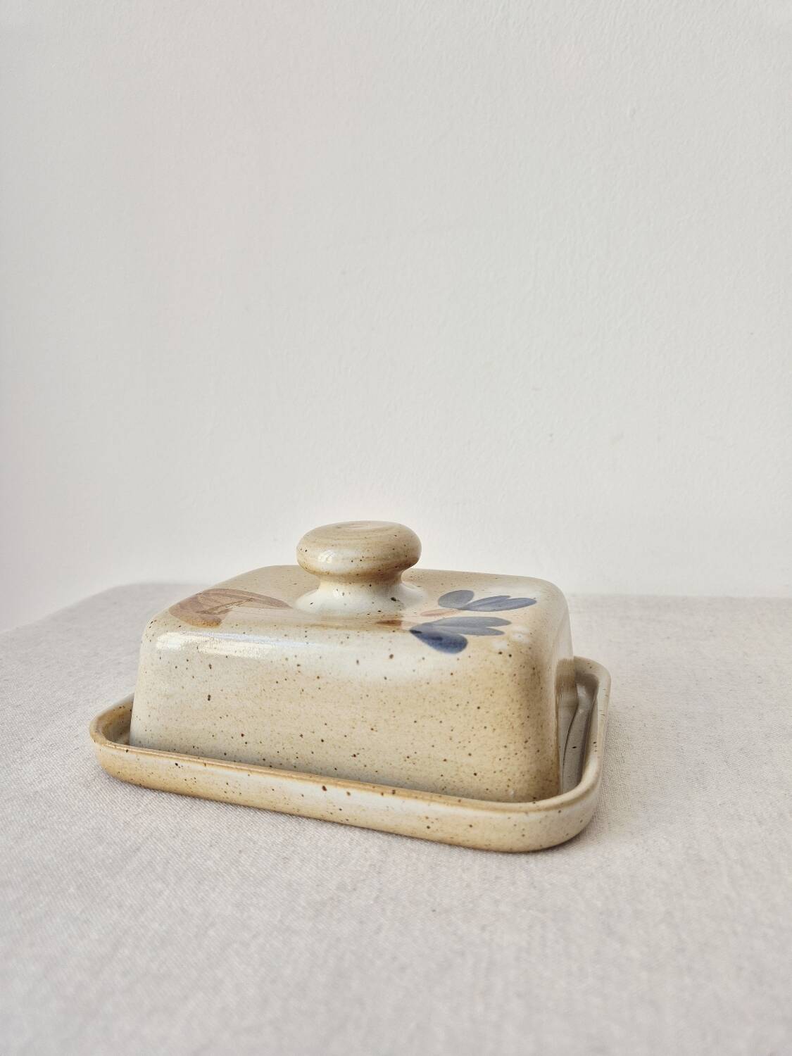 Beurrier en grès décoration florale '70s - Grès du Marais Vintage