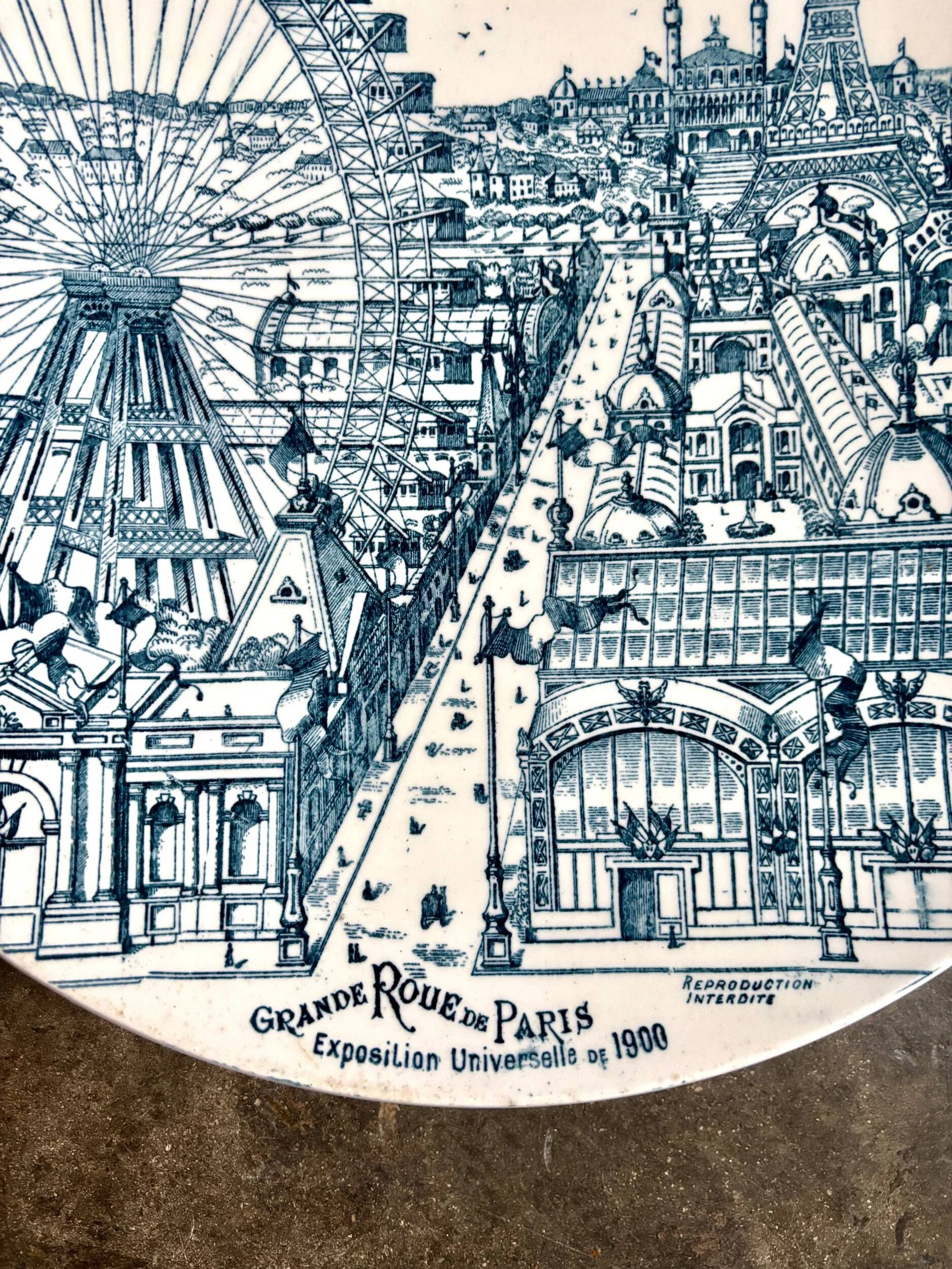 Plat "Exposition universelle" en faïence bleue n°2