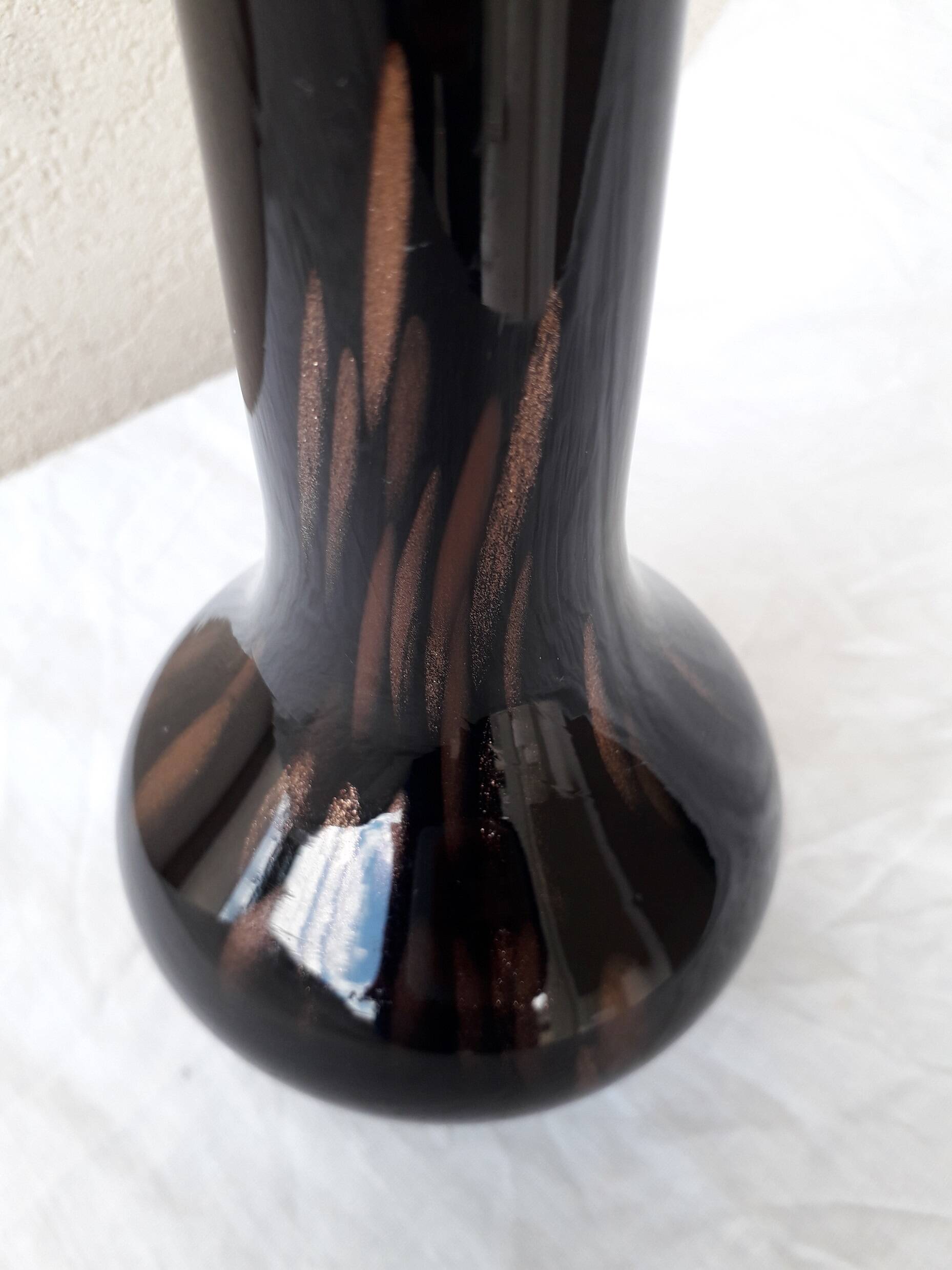 Vase en verre moucheté