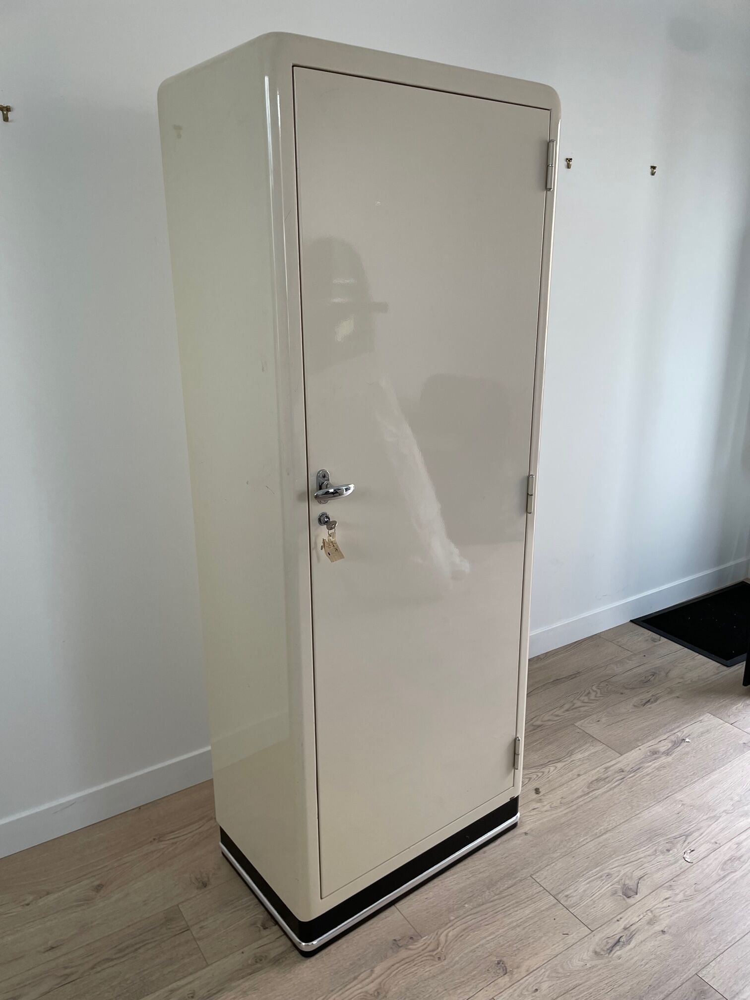Metal cabinet