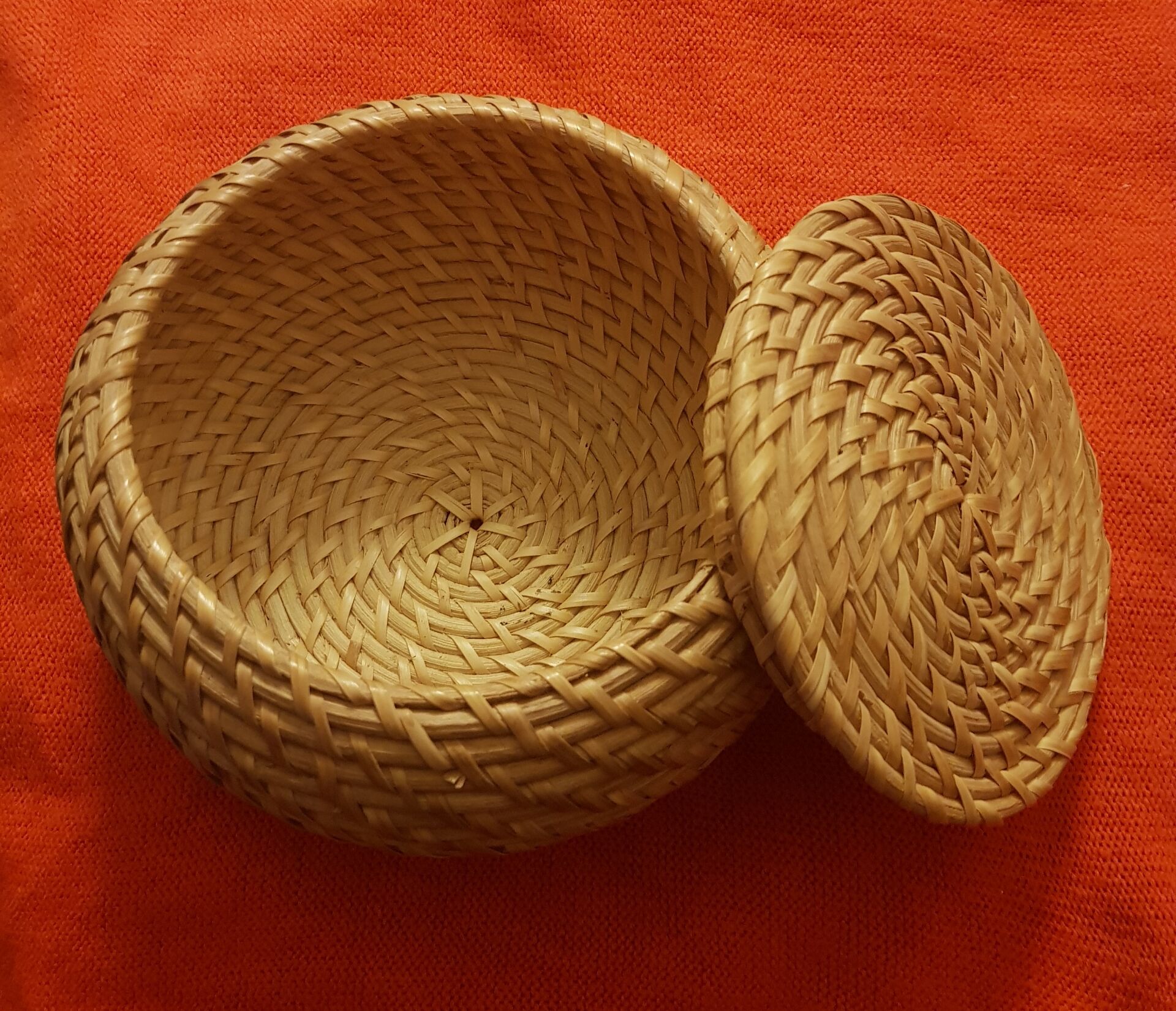 Round woven bamboo box with lid