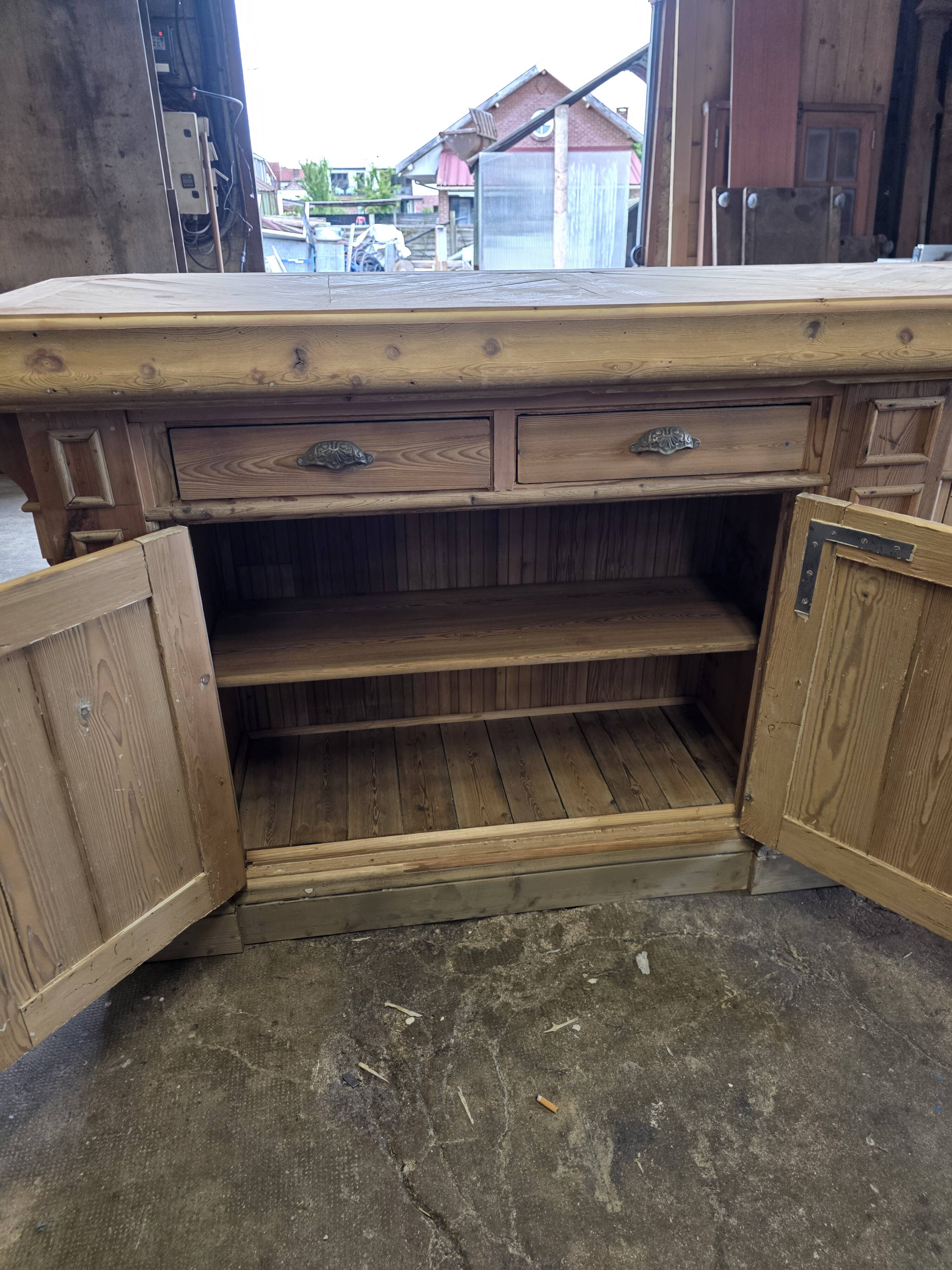 Bistro counter with a Hungarian point design.