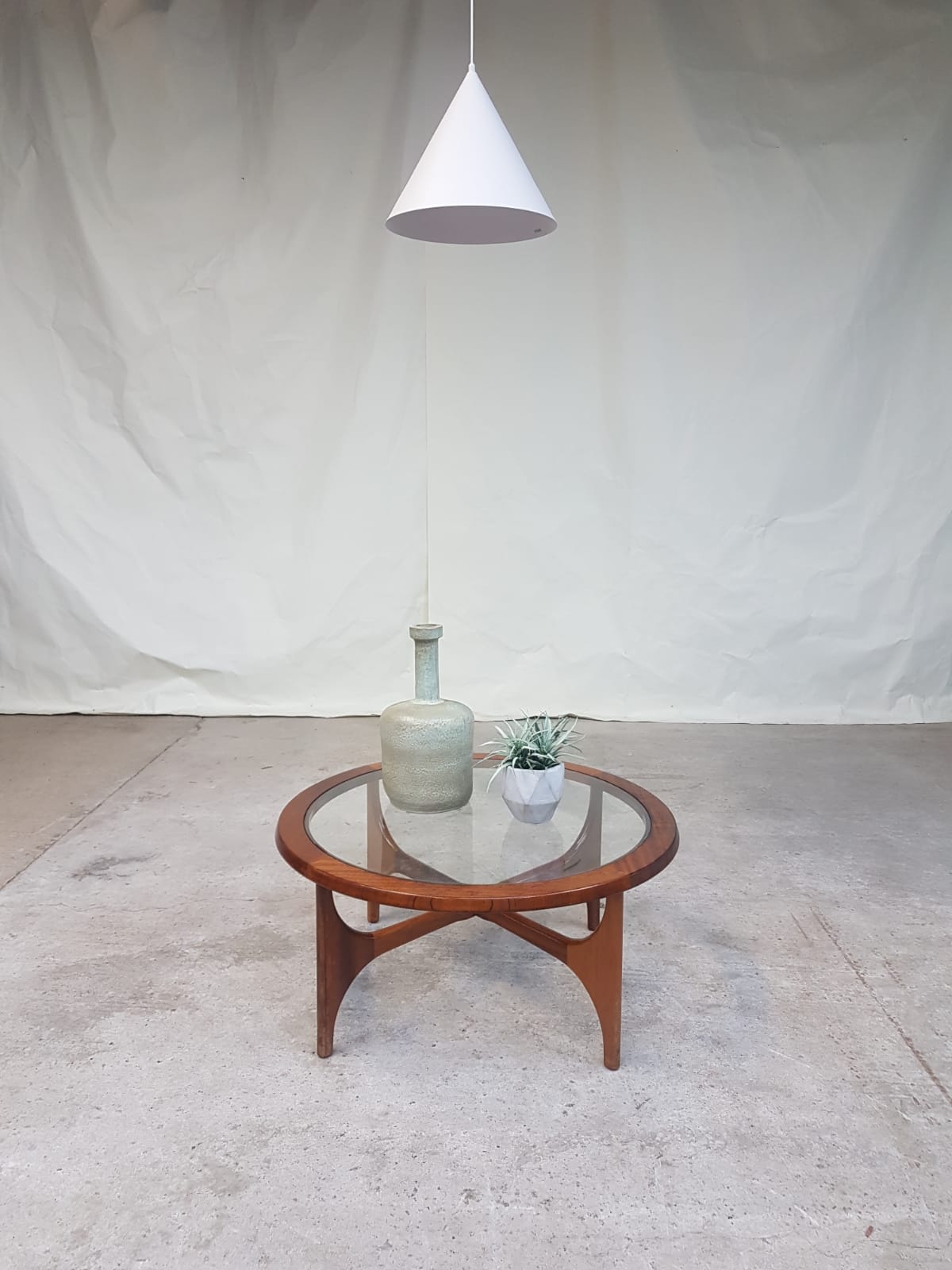 Table basse en verre du milieu du siècle par Stonehill