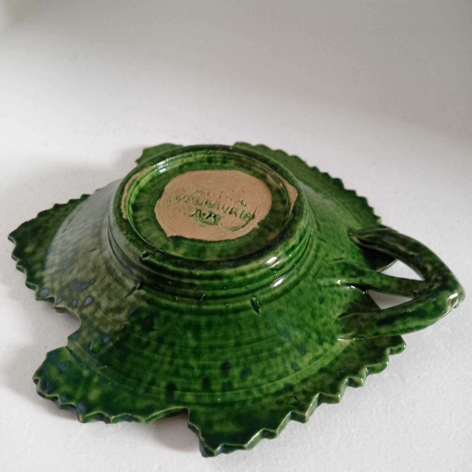 Vallauris vine leaf pocket emptier