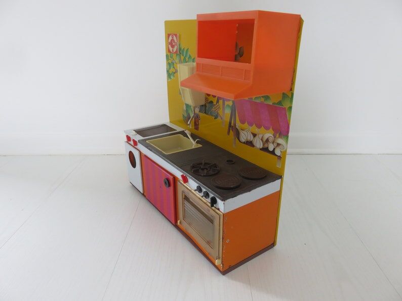 Kitchen doll, child in tole 70s