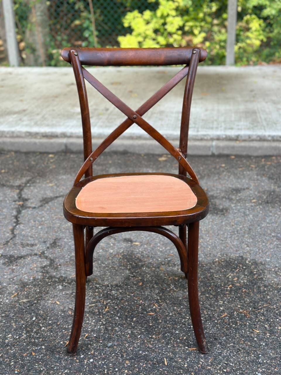 4 bistro chairs with curved wooden backs and cross braces / Crossback