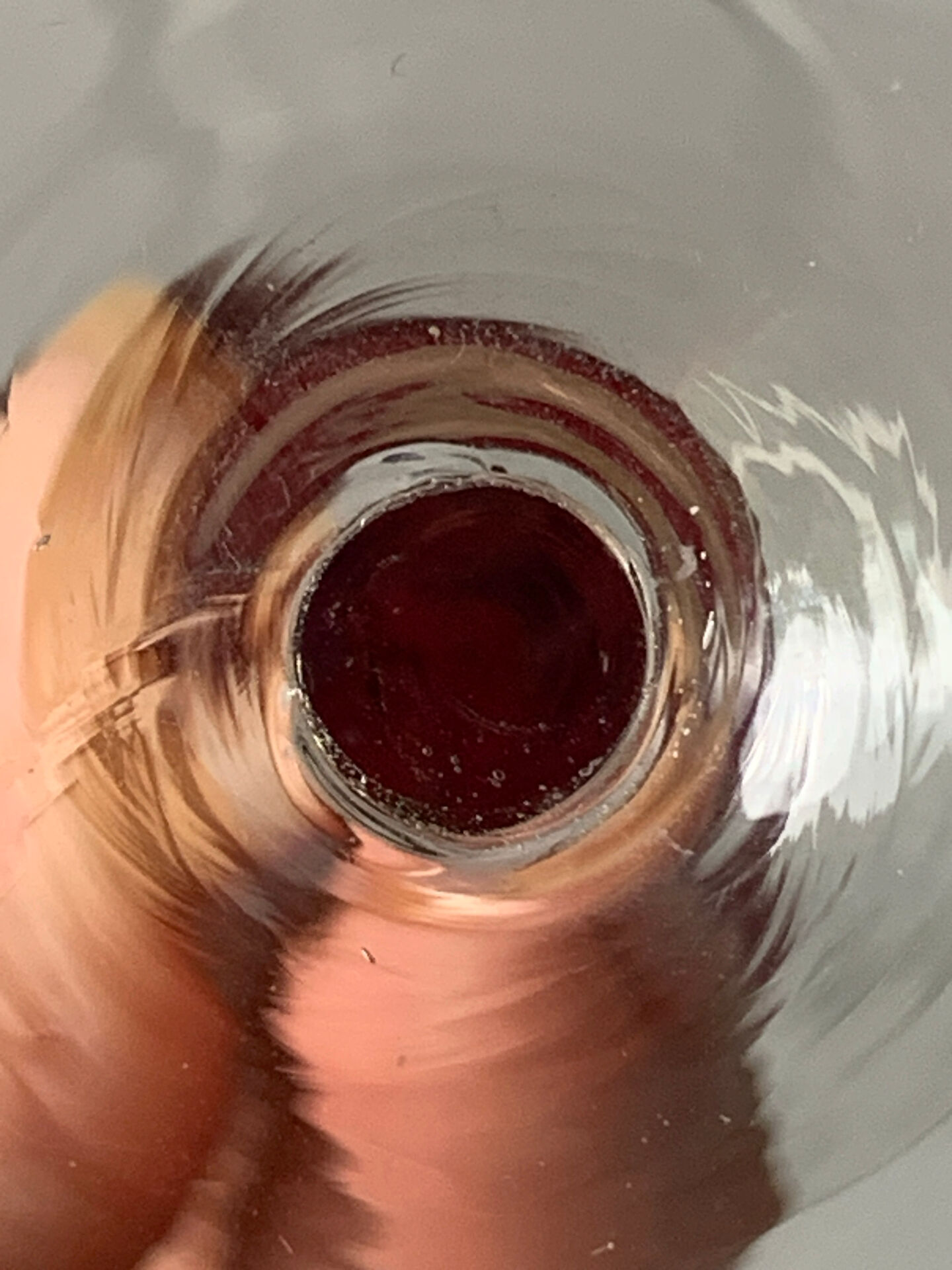 Cinq verres à liqueur colorés sur pied