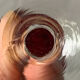 Cinq verres à liqueur colorés sur pied
