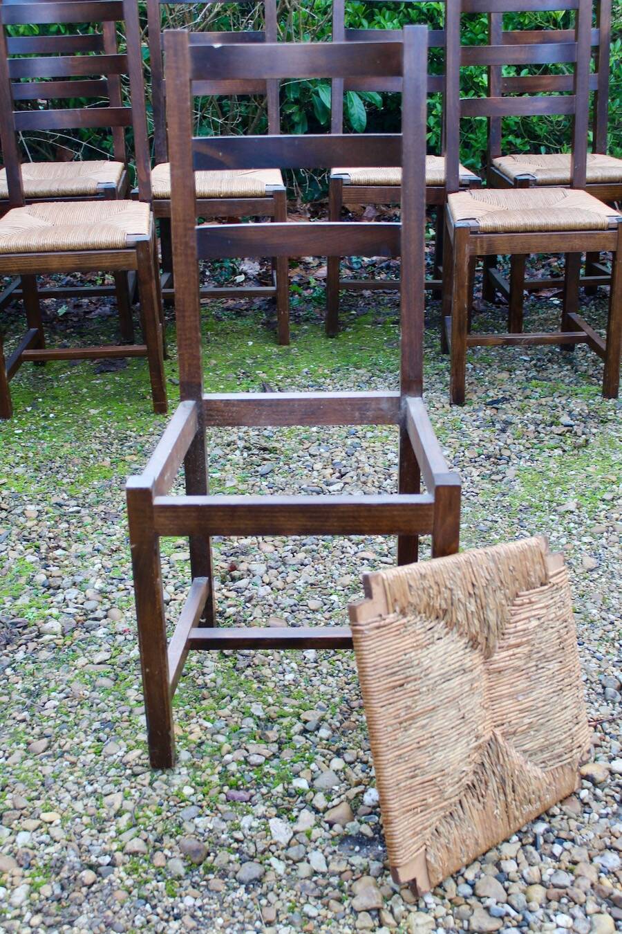 Suite de 17 chaises paillées à haut dossier
