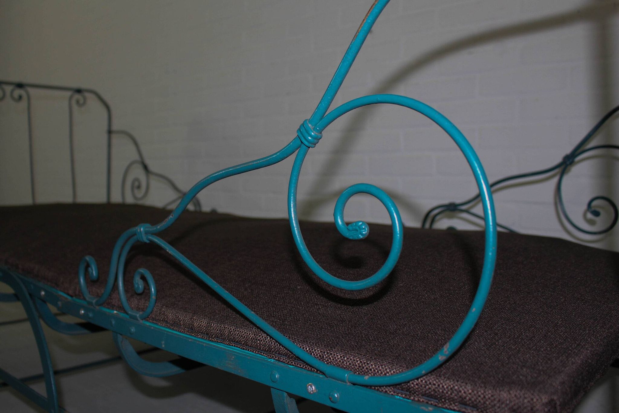 Lit de jour en métal pliable avec nouvelle sangle et rembourrage