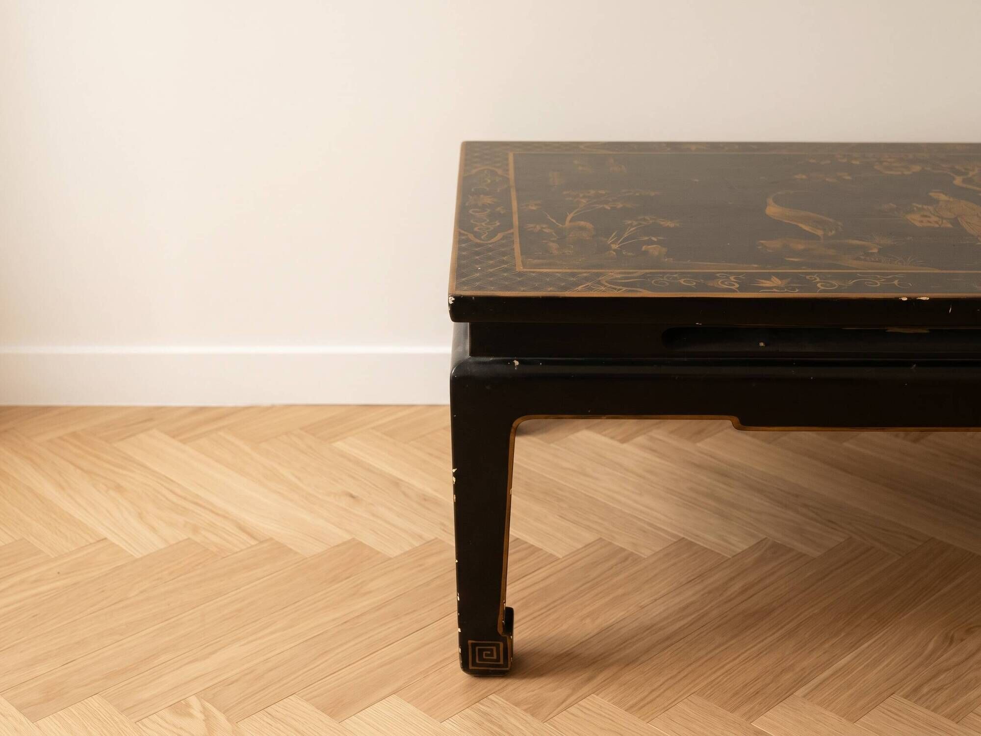 Chinese coffee table in black and gold wood.