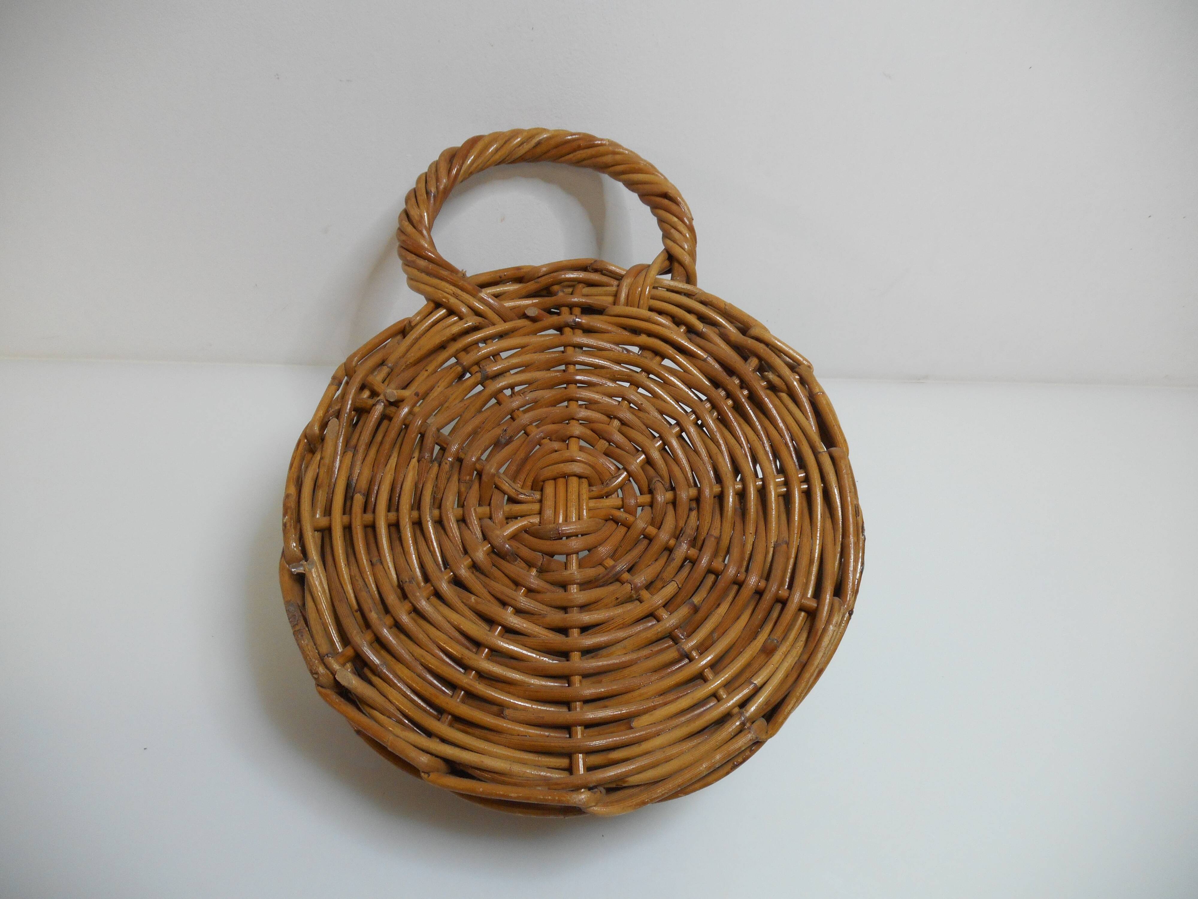 Pretty wall wicker basket