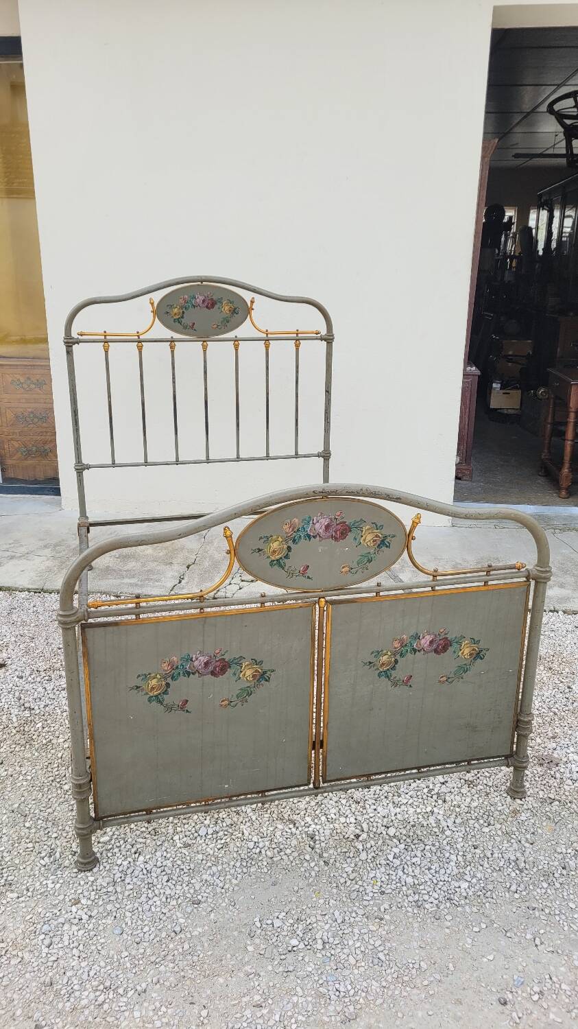 Cast iron bed decorated with flowers from the 19th century