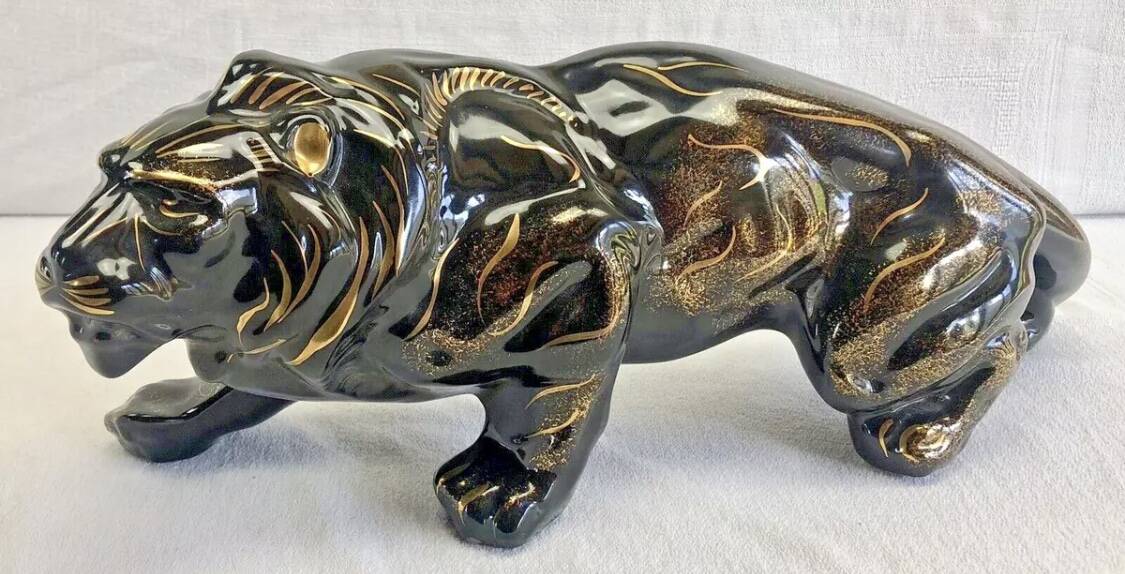 Art Deco lion statue 1930 cracked Saint Clément
