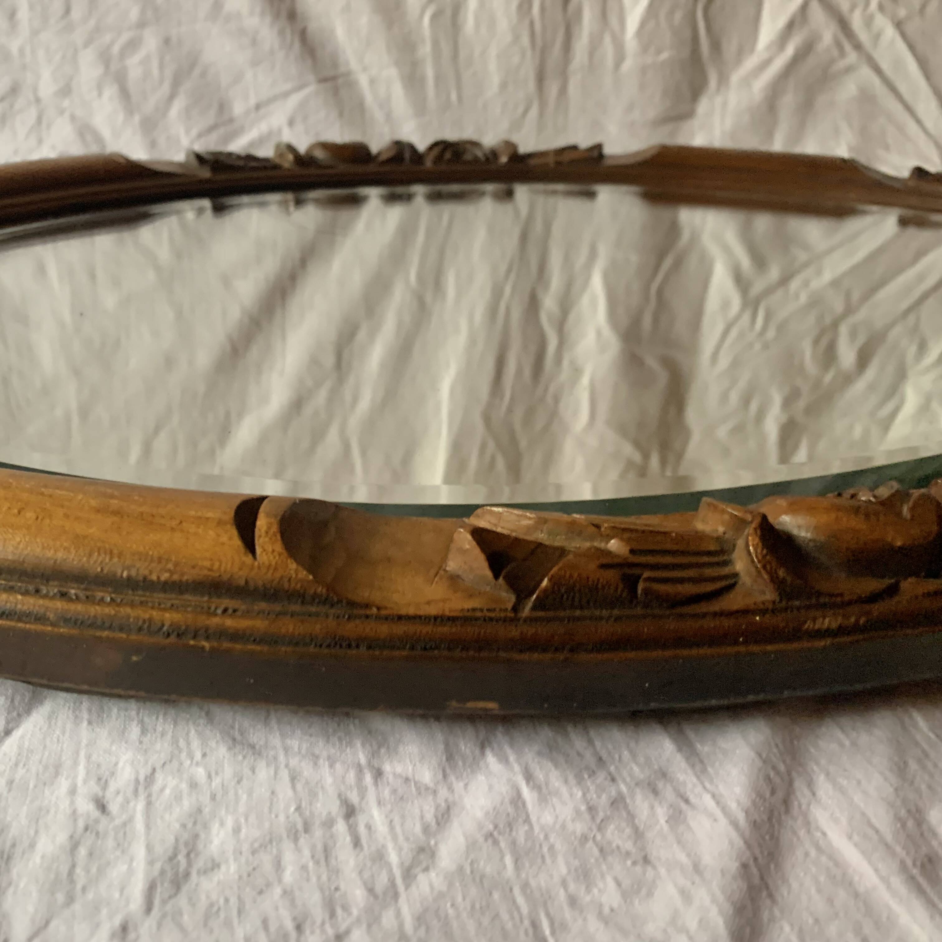 Ancien miroir ovale biseauté en bois sculpté - 69 cm