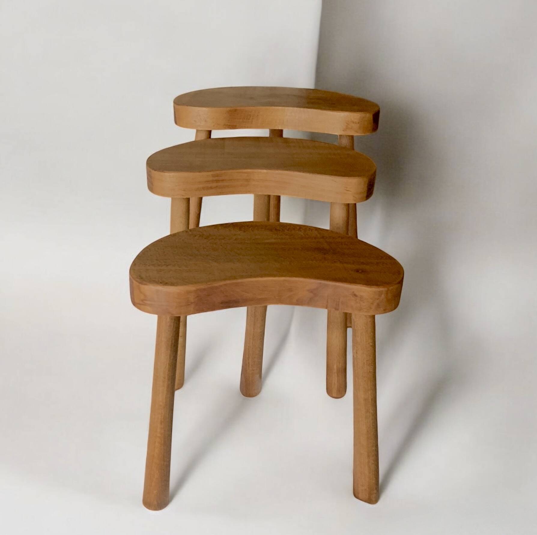 Trio de tables basses " haricot " en bois massif