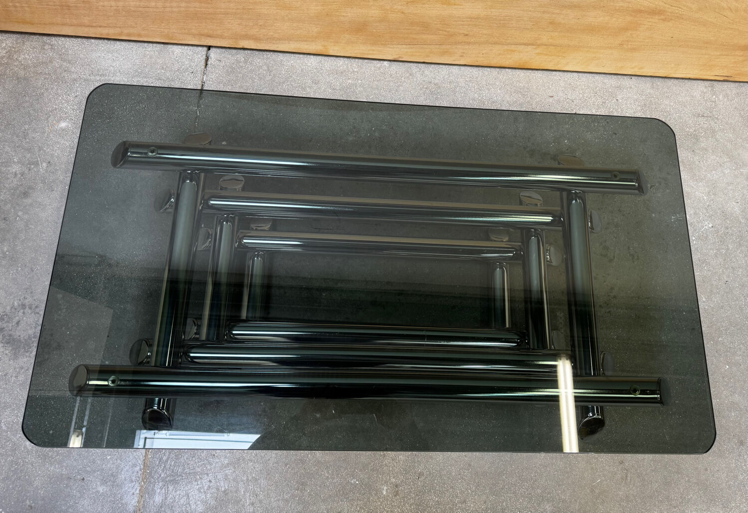 Table basse en verre fumé tubes métal chromé dans le goût Willy Rizzo